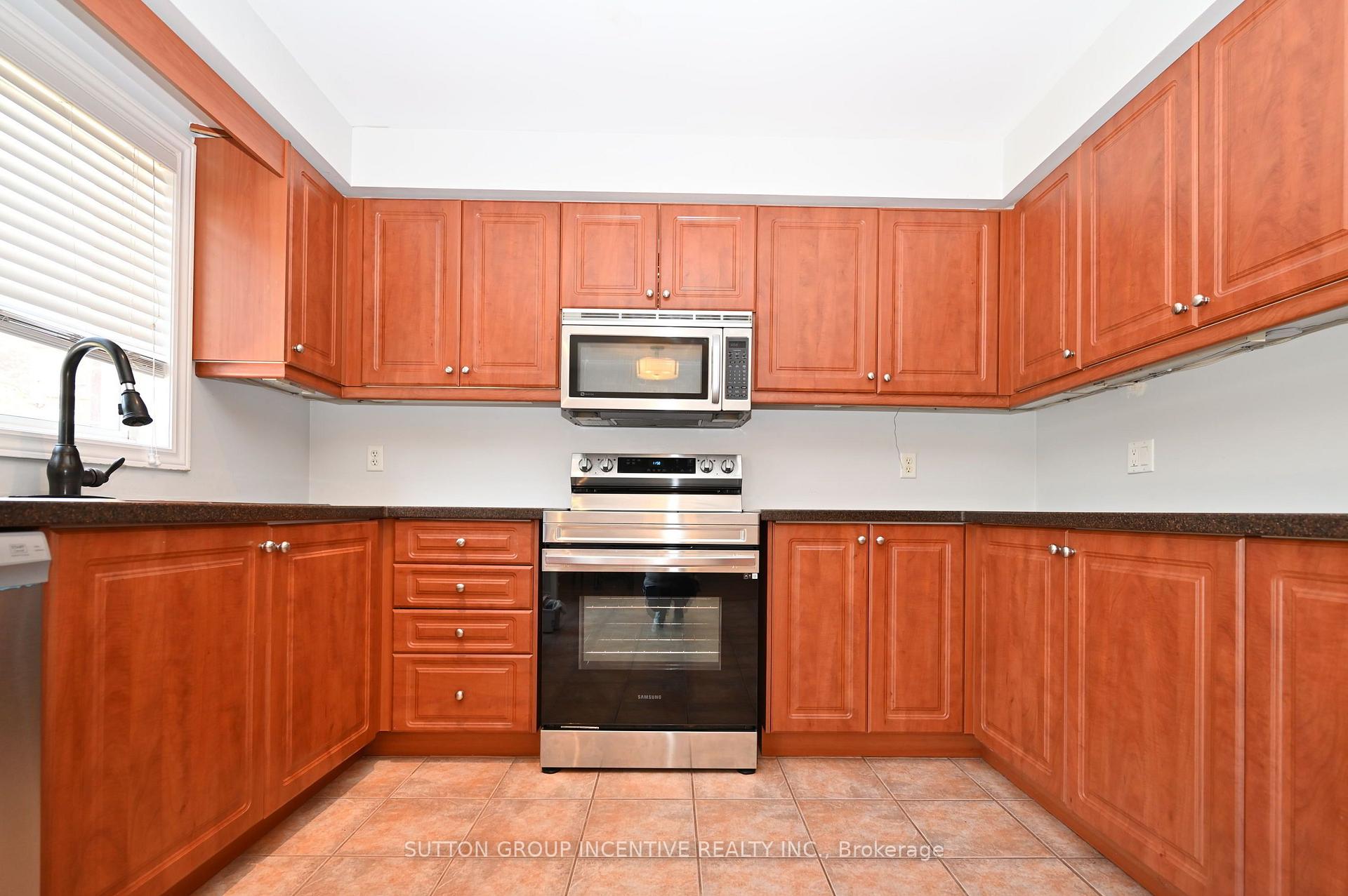 Photo 13 of 14 Brown Wood Drive, Barrie, Little Lake — HOMEH