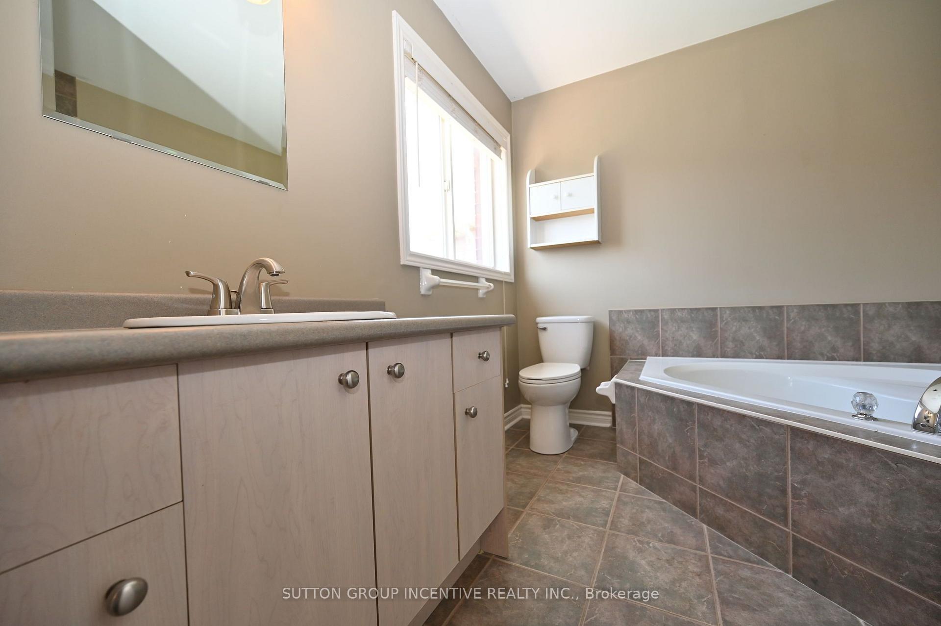 Photo 21 of 14 Brown Wood Drive, Barrie, Little Lake — HOMEH