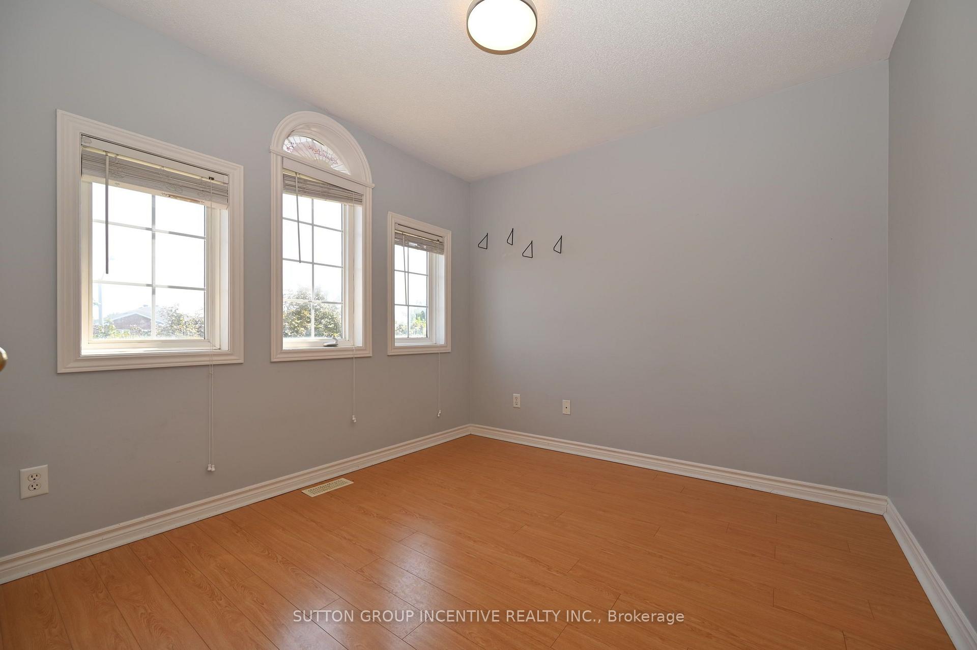 Photo 23 of 14 Brown Wood Drive, Barrie, Little Lake — HOMEH