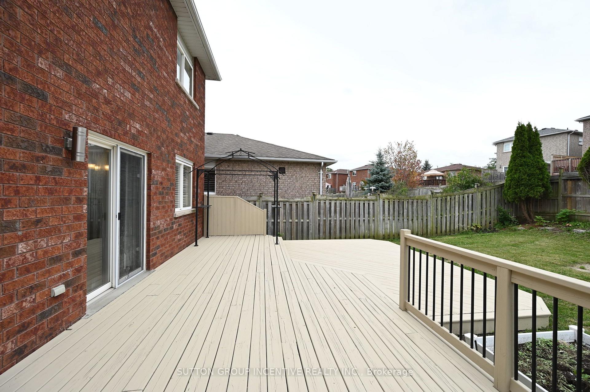 Photo 34 of 14 Brown Wood Drive, Barrie, Little Lake — HOMEH
