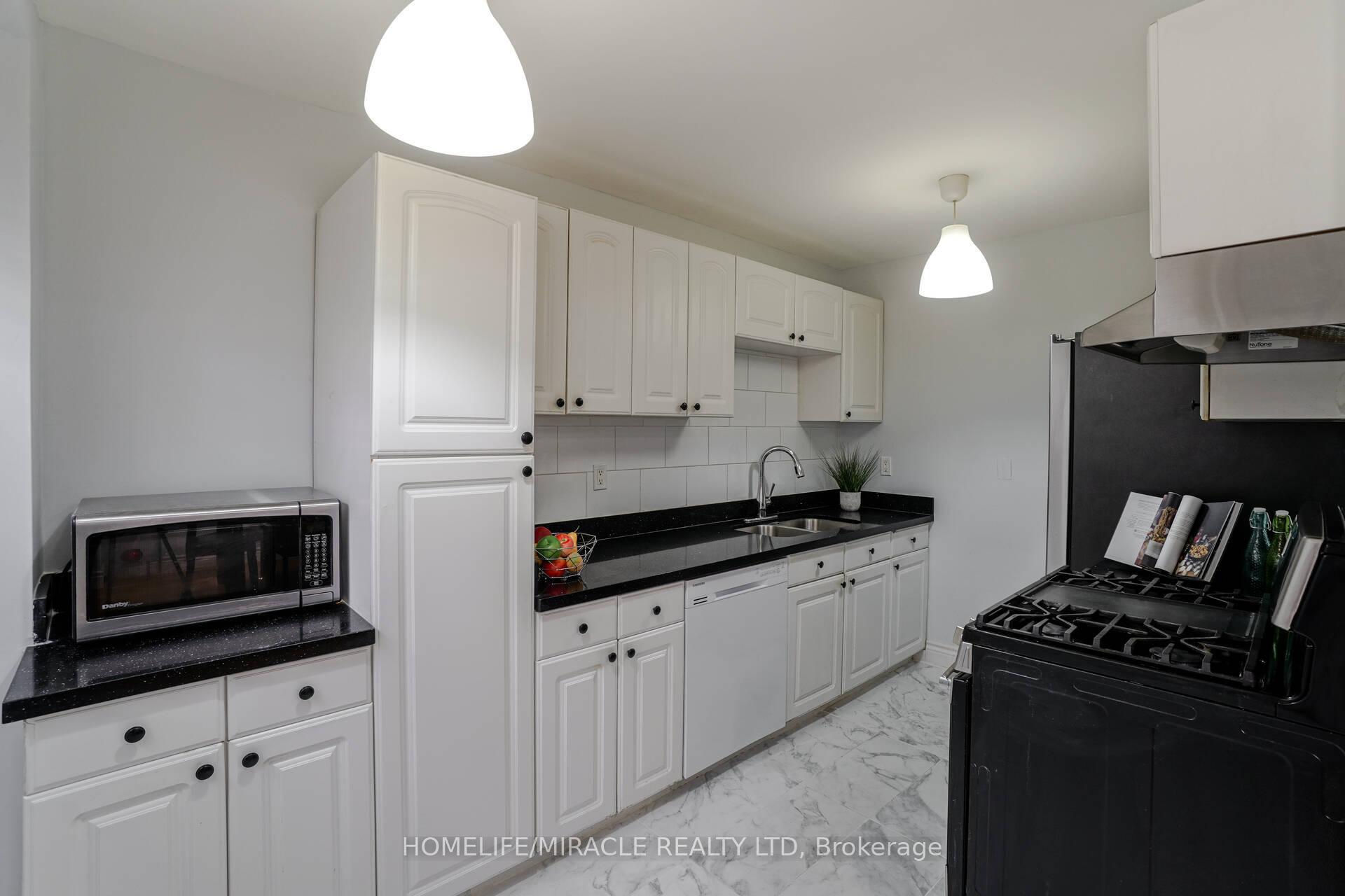 Photo 10 of 30 Hoskins Square, Brampton, Central Park — HOMEH