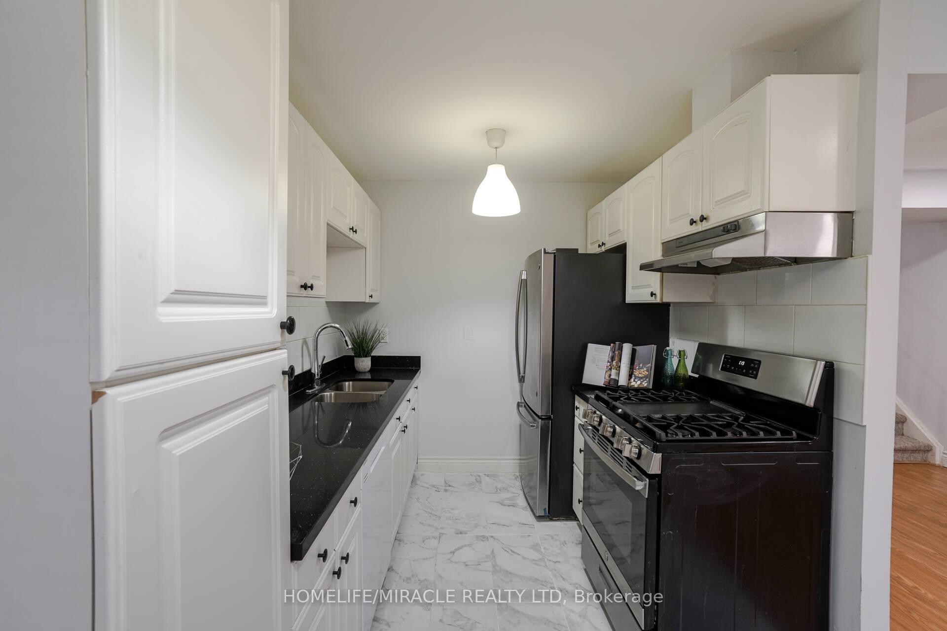 Photo 11 of 30 Hoskins Square, Brampton, Central Park — HOMEH