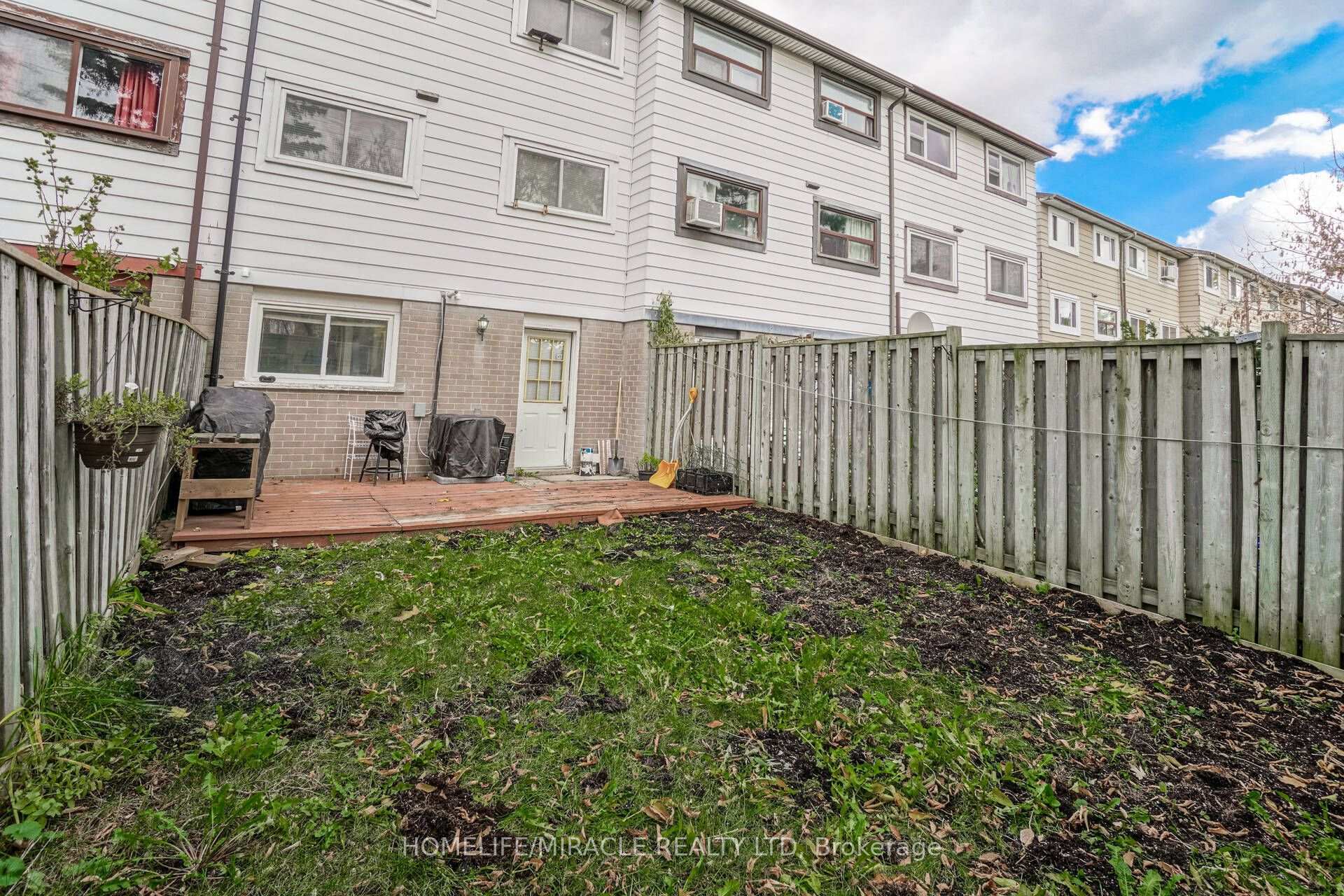 Photo 29 of 30 Hoskins Square, Brampton, Central Park — HOMEH