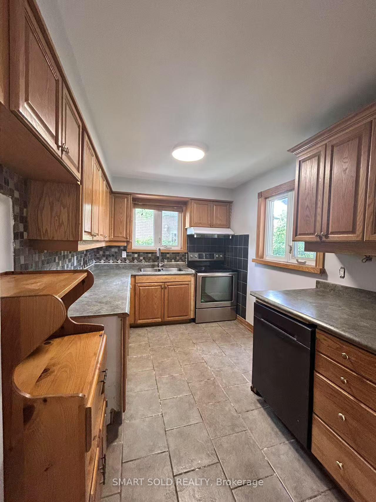 Photo 5 of 795 Pam Crescent, Newmarket, Huron Heights-Leslie Valley — HOMEH