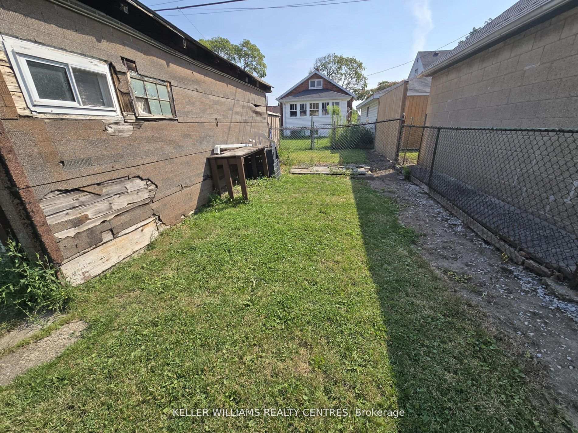 Photo 12 of 1868 Albert Road, Windsor, South Walkerville — HOMEH