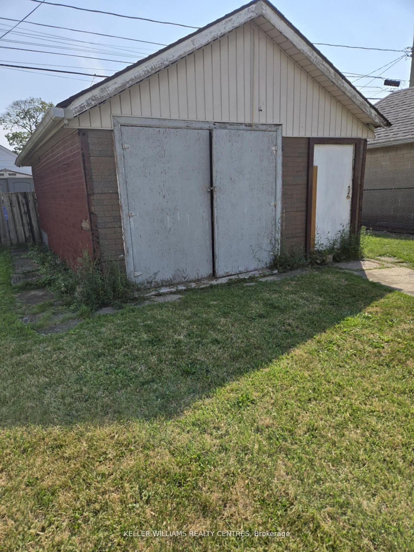Photo 14 of 1868 Albert Road, Windsor, South Walkerville — HOMEH