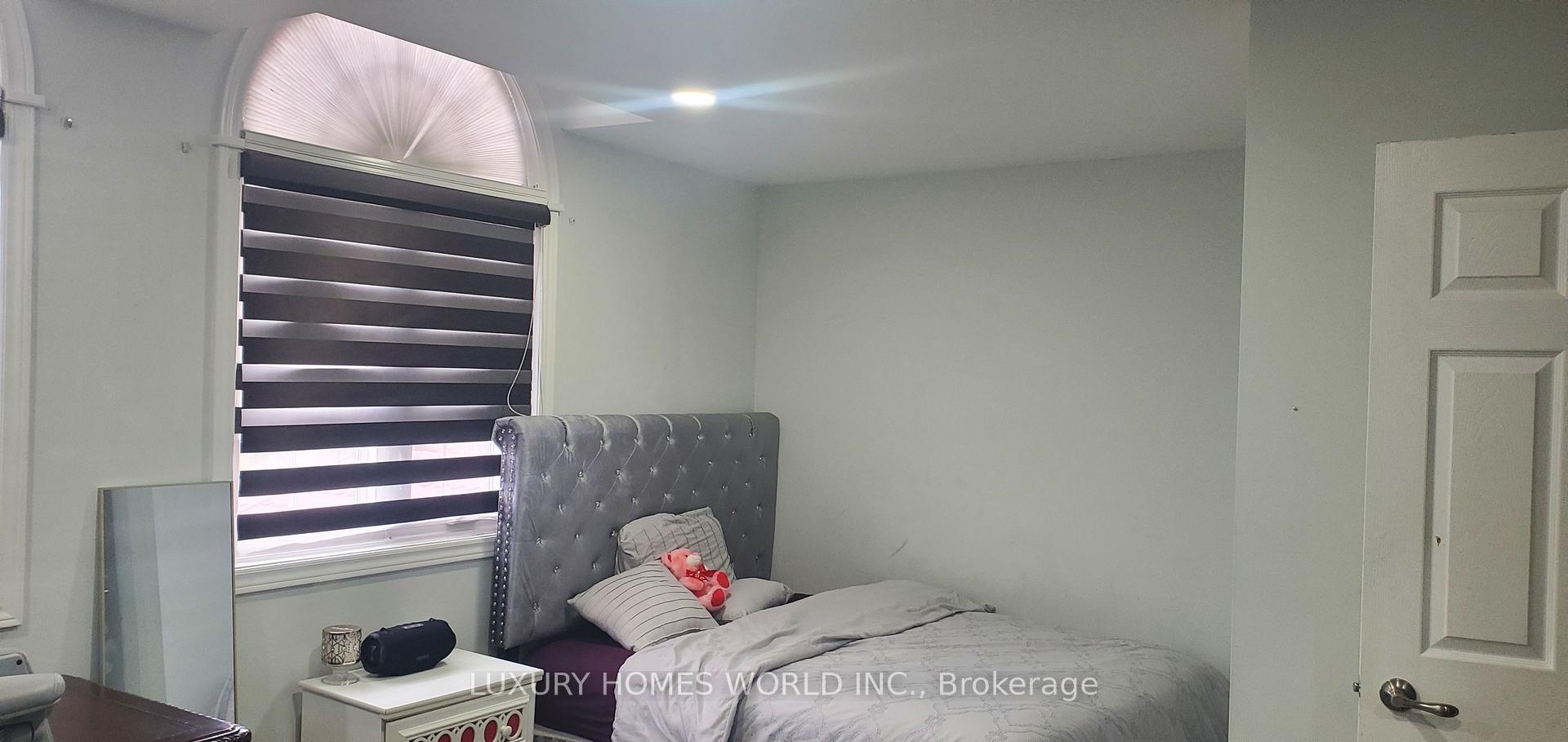 Photo 4 of 160 Featherstone Avenue, Markham, Middlefield — HOMEH