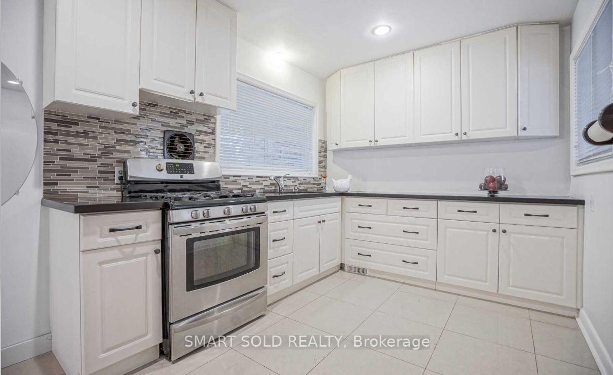 Photo 3 of 32 East Drive, Markham, Unionville — HOMEH