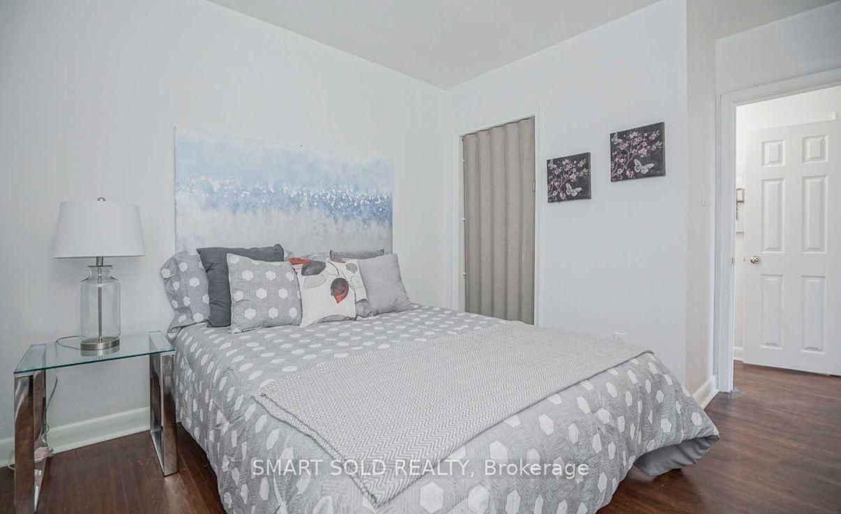 Photo 4 of 32 East Drive, Markham, Unionville — HOMEH
