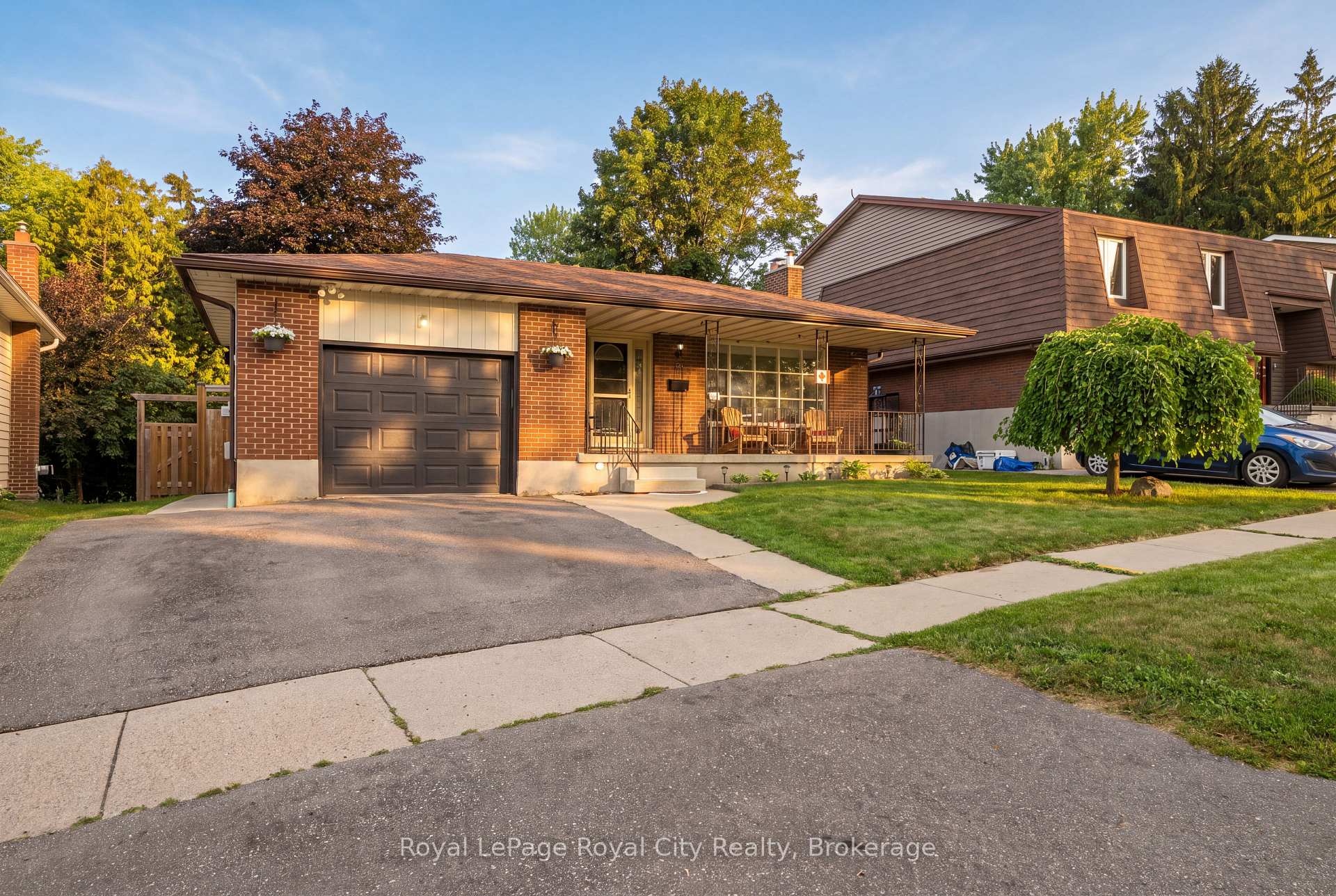 Photo 3 of 27 Carey Crescent, Guelph, Willow West/Sugarbush/West Acres — HOMEH