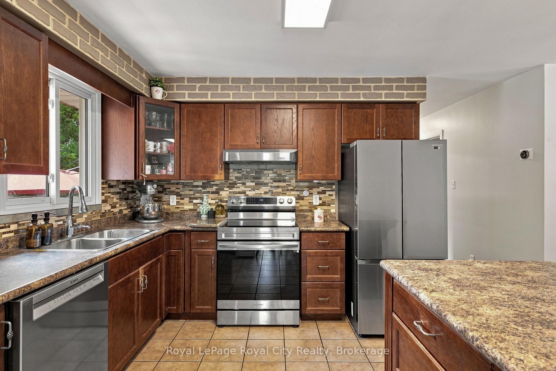 Photo 7 of 27 Carey Crescent, Guelph, Willow West/Sugarbush/West Acres — HOMEH
