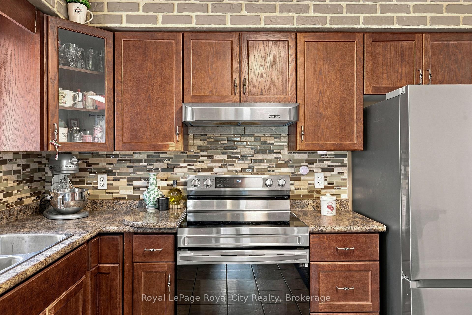 Photo 8 of 27 Carey Crescent, Guelph, Willow West/Sugarbush/West Acres — HOMEH