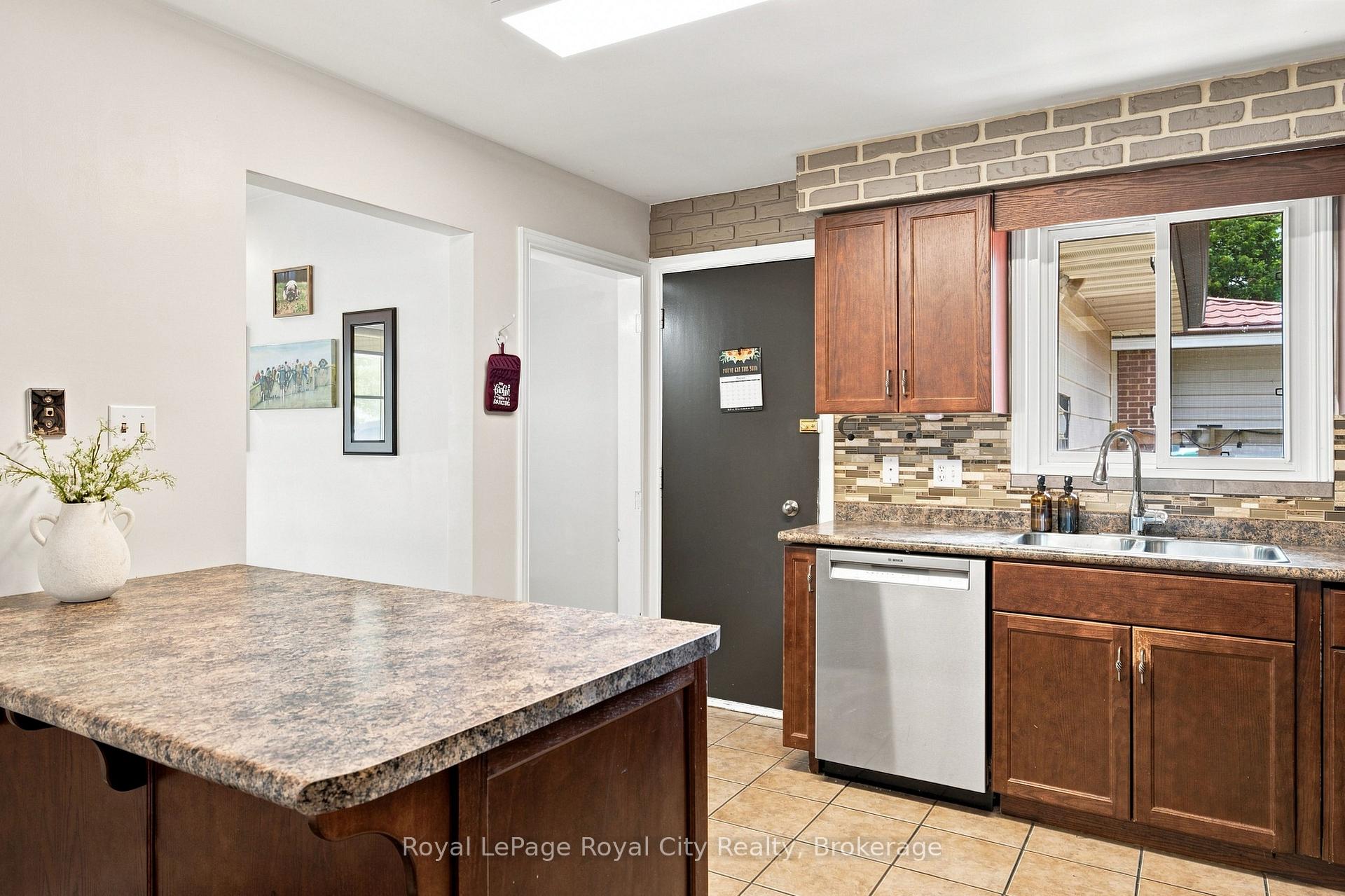 Photo 9 of 27 Carey Crescent, Guelph, Willow West/Sugarbush/West Acres — HOMEH