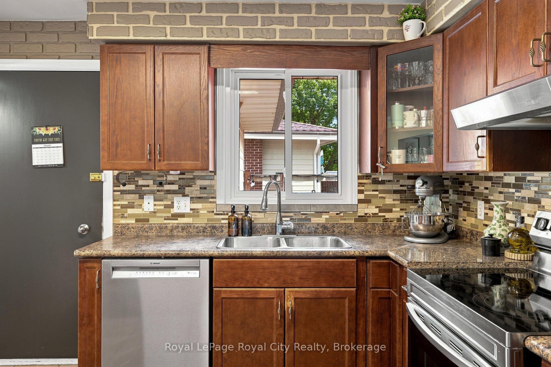 Photo 10 of 27 Carey Crescent, Guelph, Willow West/Sugarbush/West Acres — HOMEH