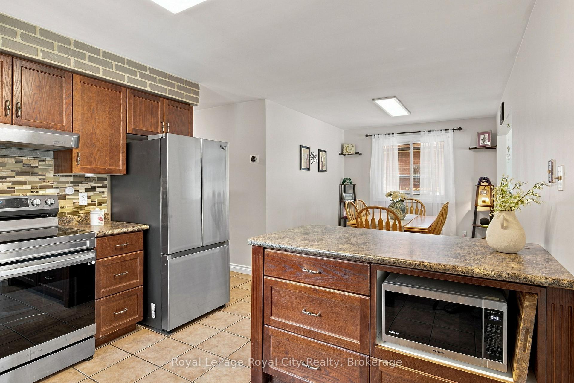 Photo 11 of 27 Carey Crescent, Guelph, Willow West/Sugarbush/West Acres — HOMEH