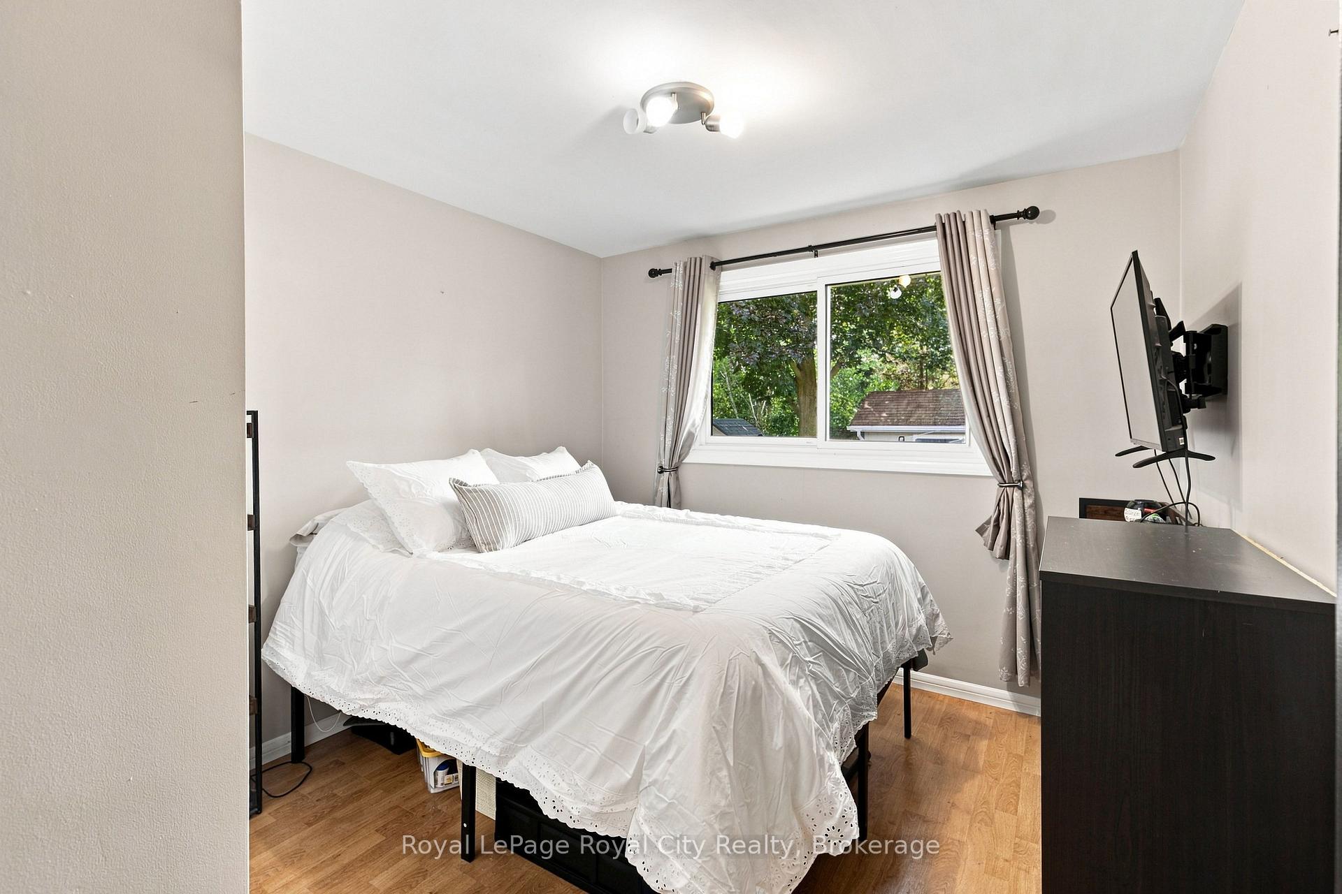 Photo 17 of 27 Carey Crescent, Guelph, Willow West/Sugarbush/West Acres — HOMEH