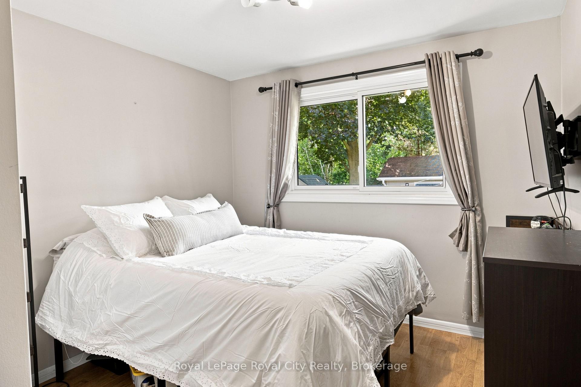 Photo 18 of 27 Carey Crescent, Guelph, Willow West/Sugarbush/West Acres — HOMEH