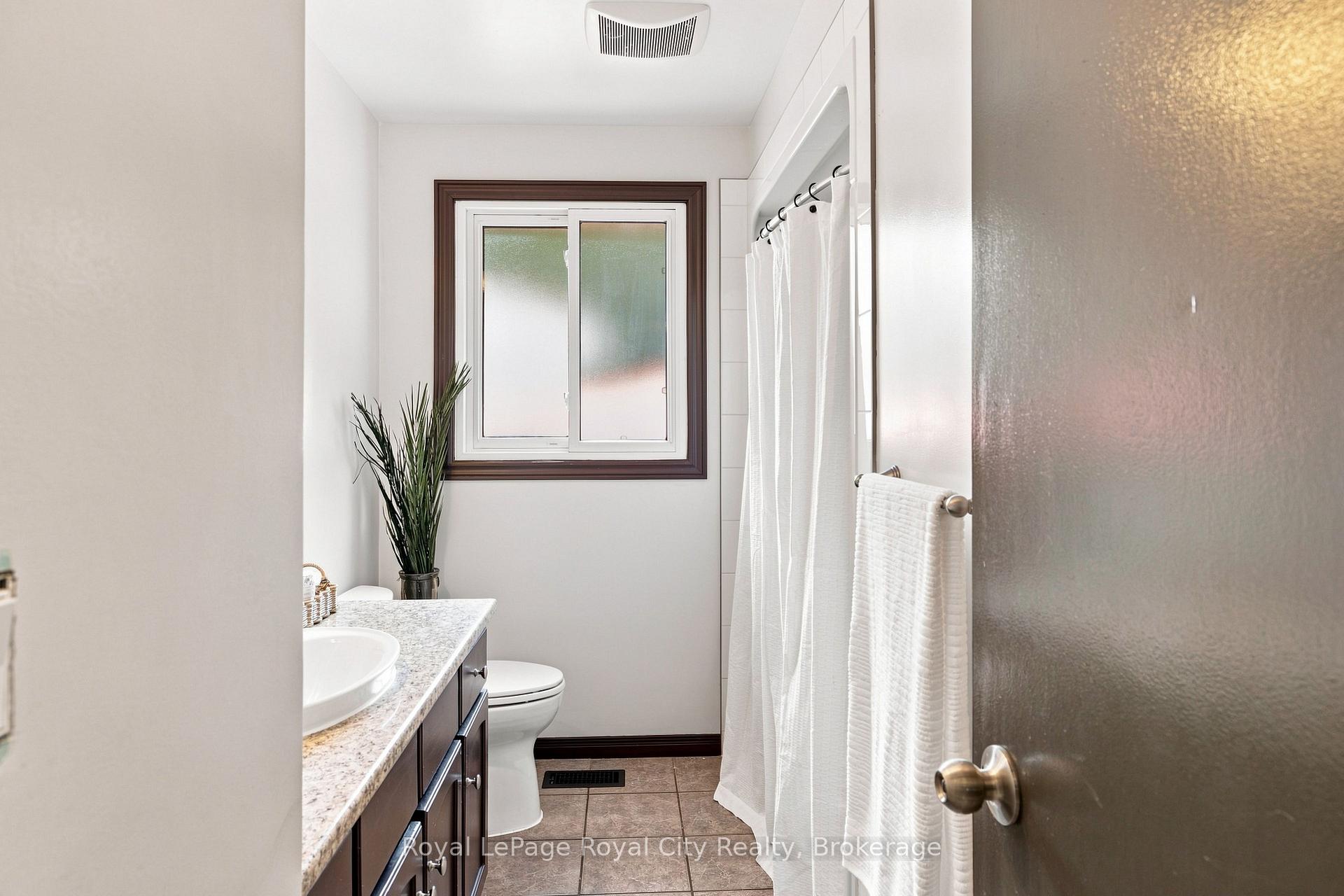 Photo 19 of 27 Carey Crescent, Guelph, Willow West/Sugarbush/West Acres — HOMEH