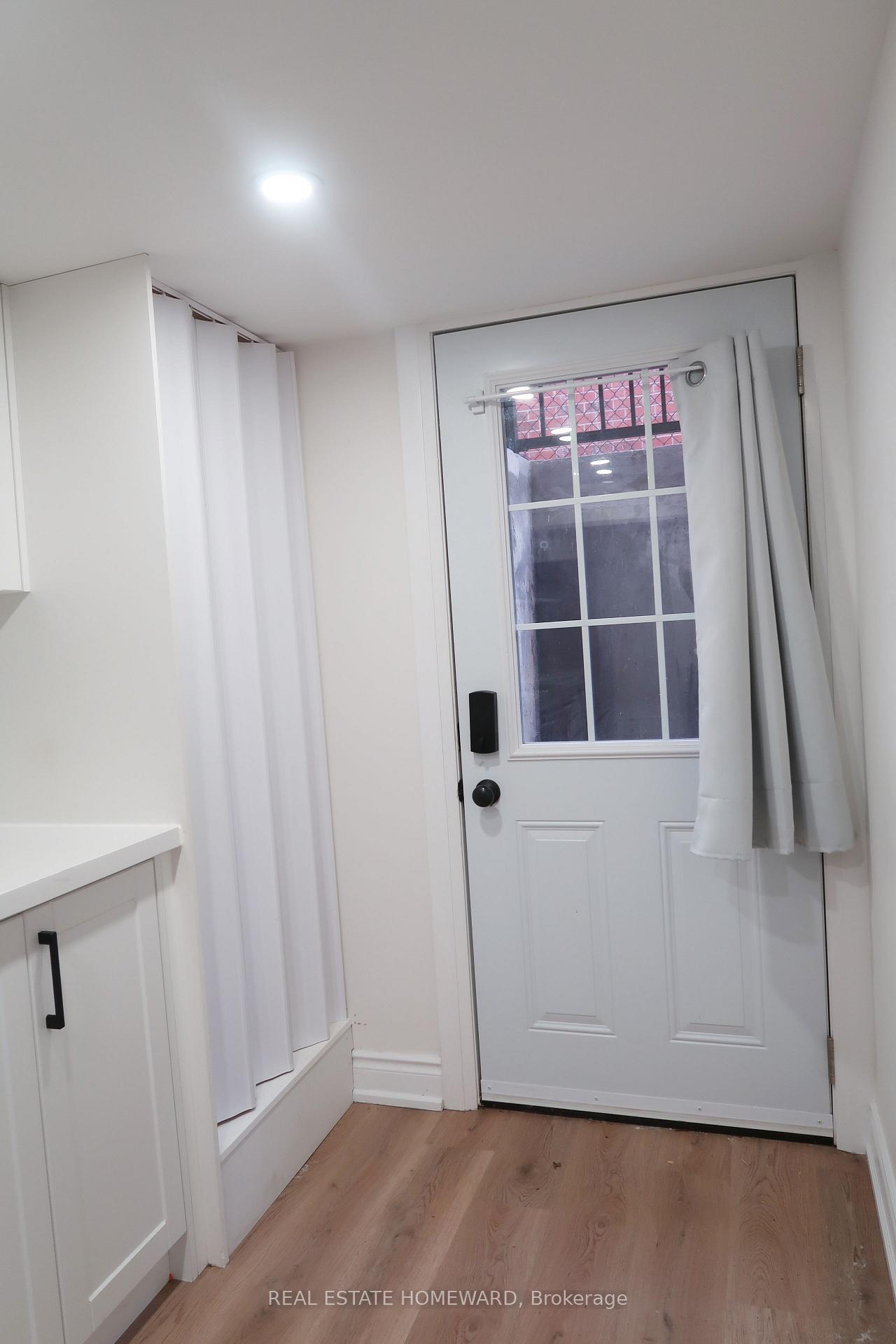 Photo 3 of 60 Attridge Drive, Aurora, Aurora Village — HOMEH