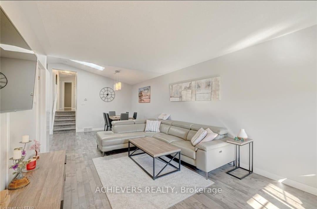 Photo 3 of 1402 Baycliffe Place, London, East E — HOMEH