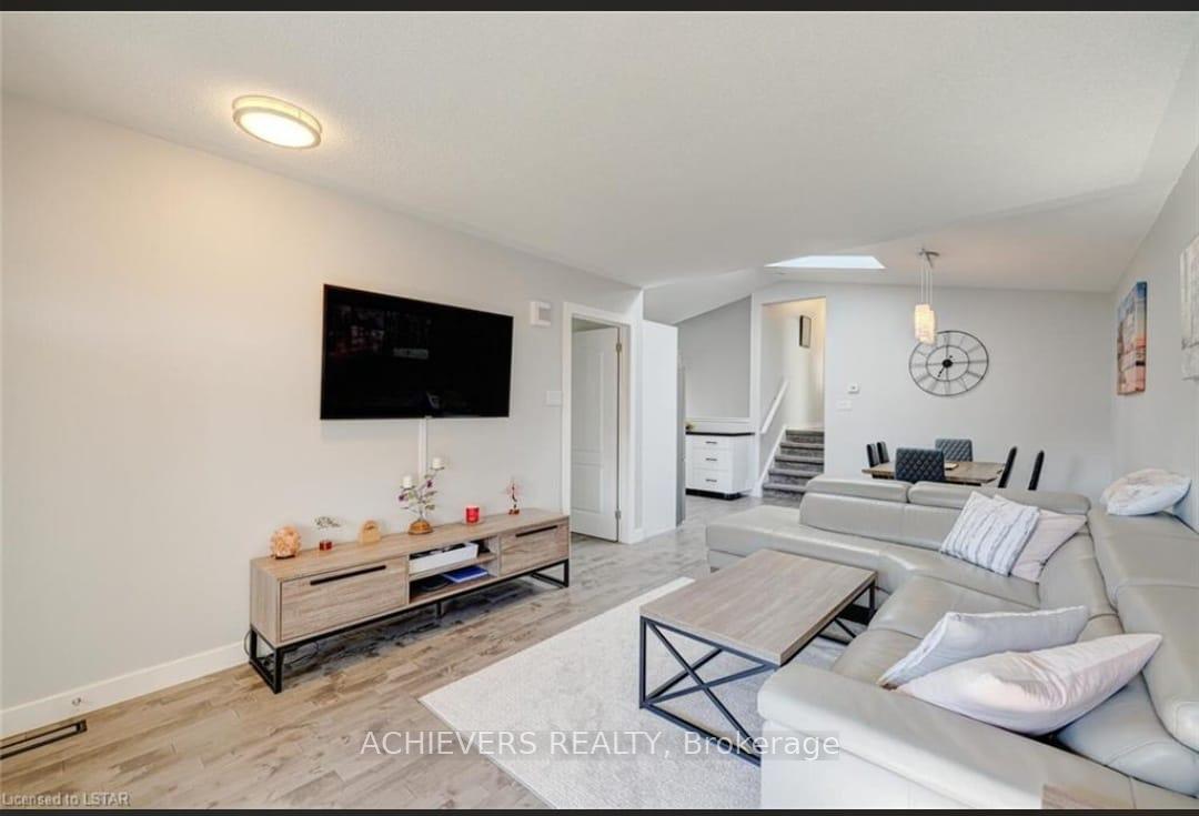 Photo 4 of 1402 Baycliffe Place, London, East E — HOMEH