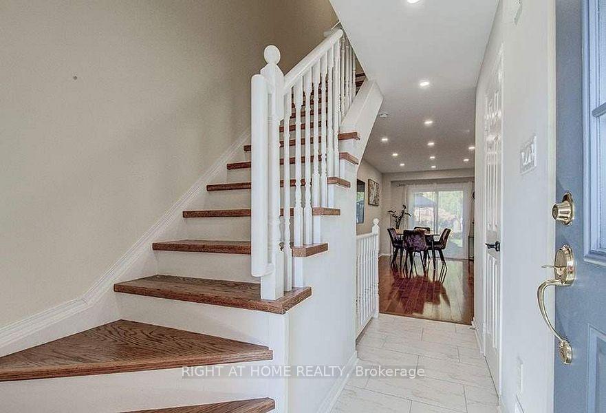 Photo 5 of 28 Bates Court, Barrie, Painswick North — HOMEH