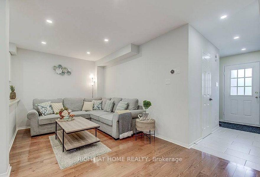 Photo 9 of 28 Bates Court, Barrie, Painswick North — HOMEH
