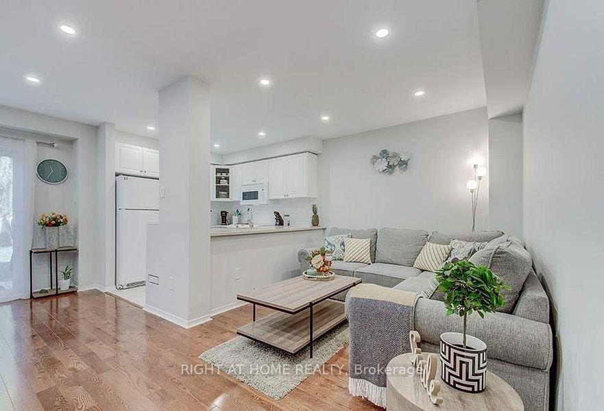 Photo 10 of 28 Bates Court, Barrie, Painswick North — HOMEH