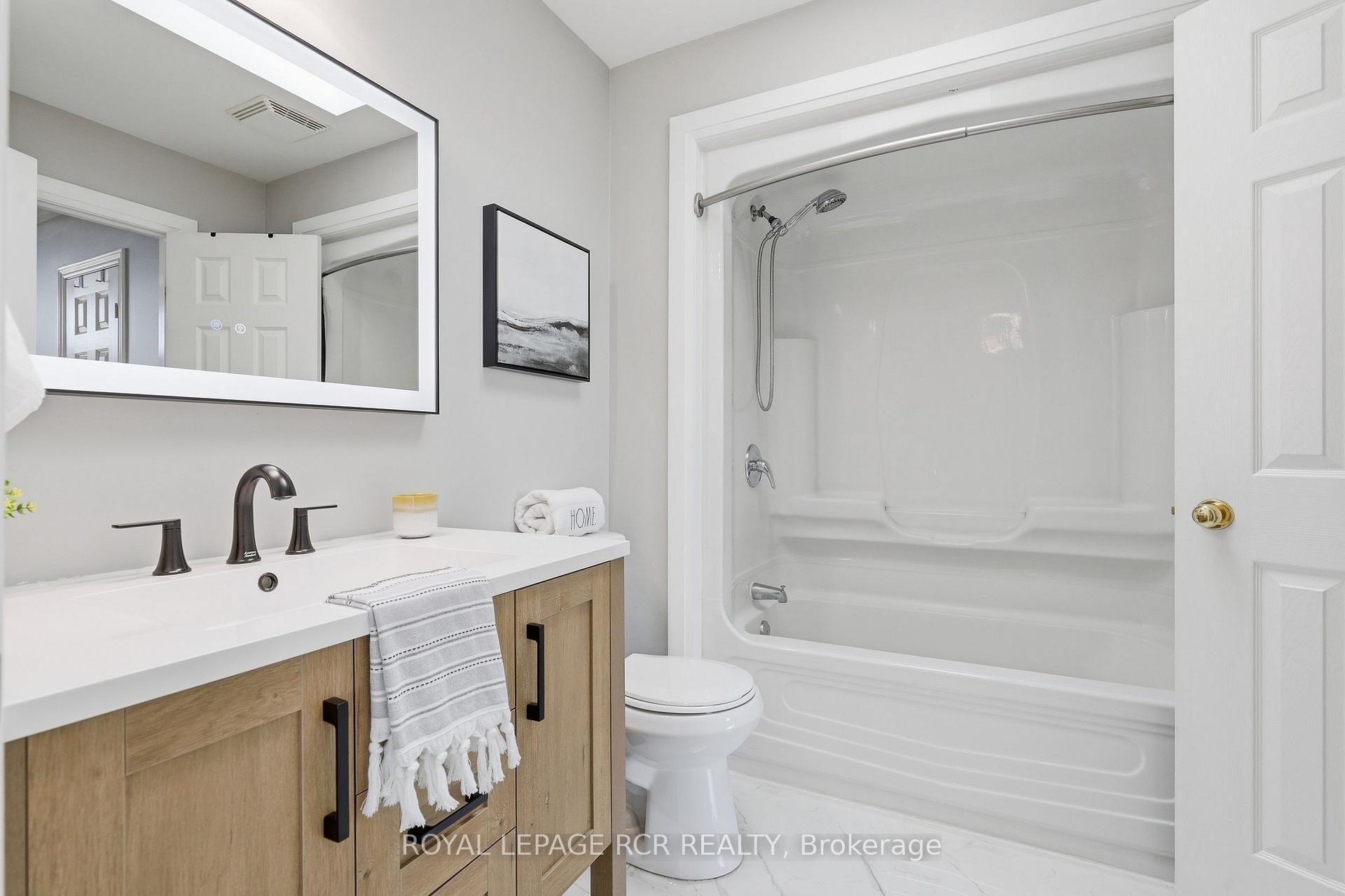 Photo 24 of 42 Glengarry Road, Orangeville — HOMEH