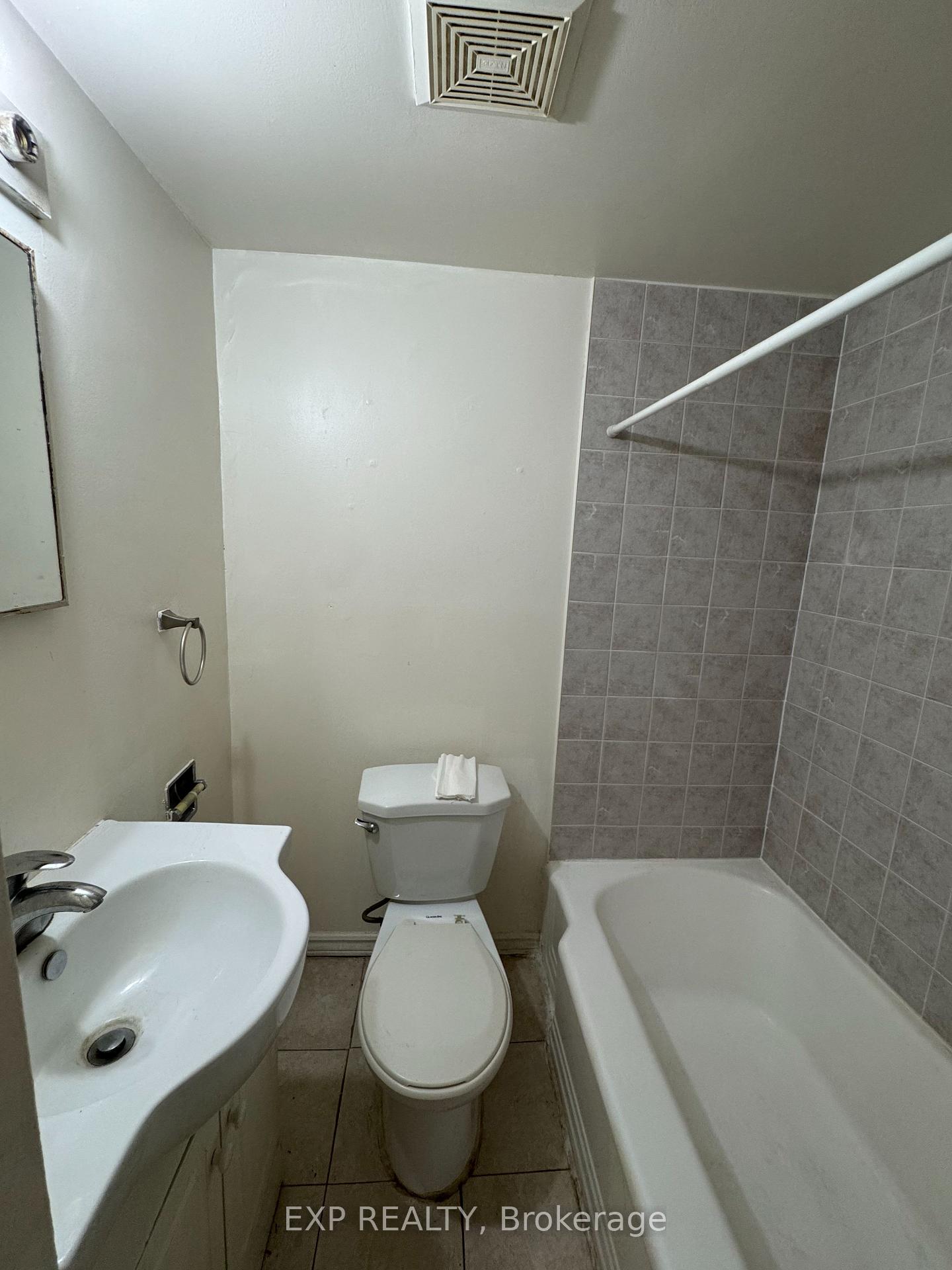 Photo 5 of Unit 2, 72 Barrette Street, Ottawa, Vanier — HOMEH