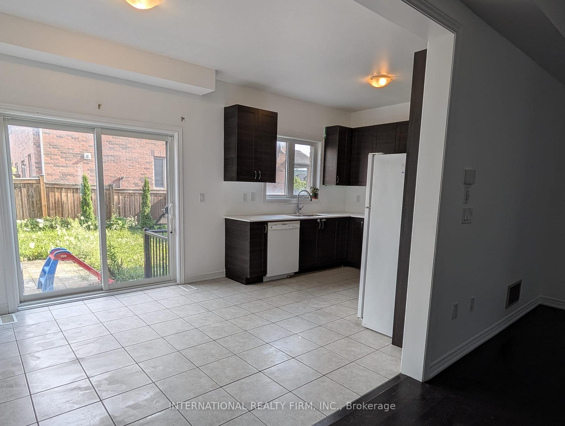 Photo 7 of Unit Main, 734 Yarfield Crescent, Newmarket, Glenway Estates — HOMEH