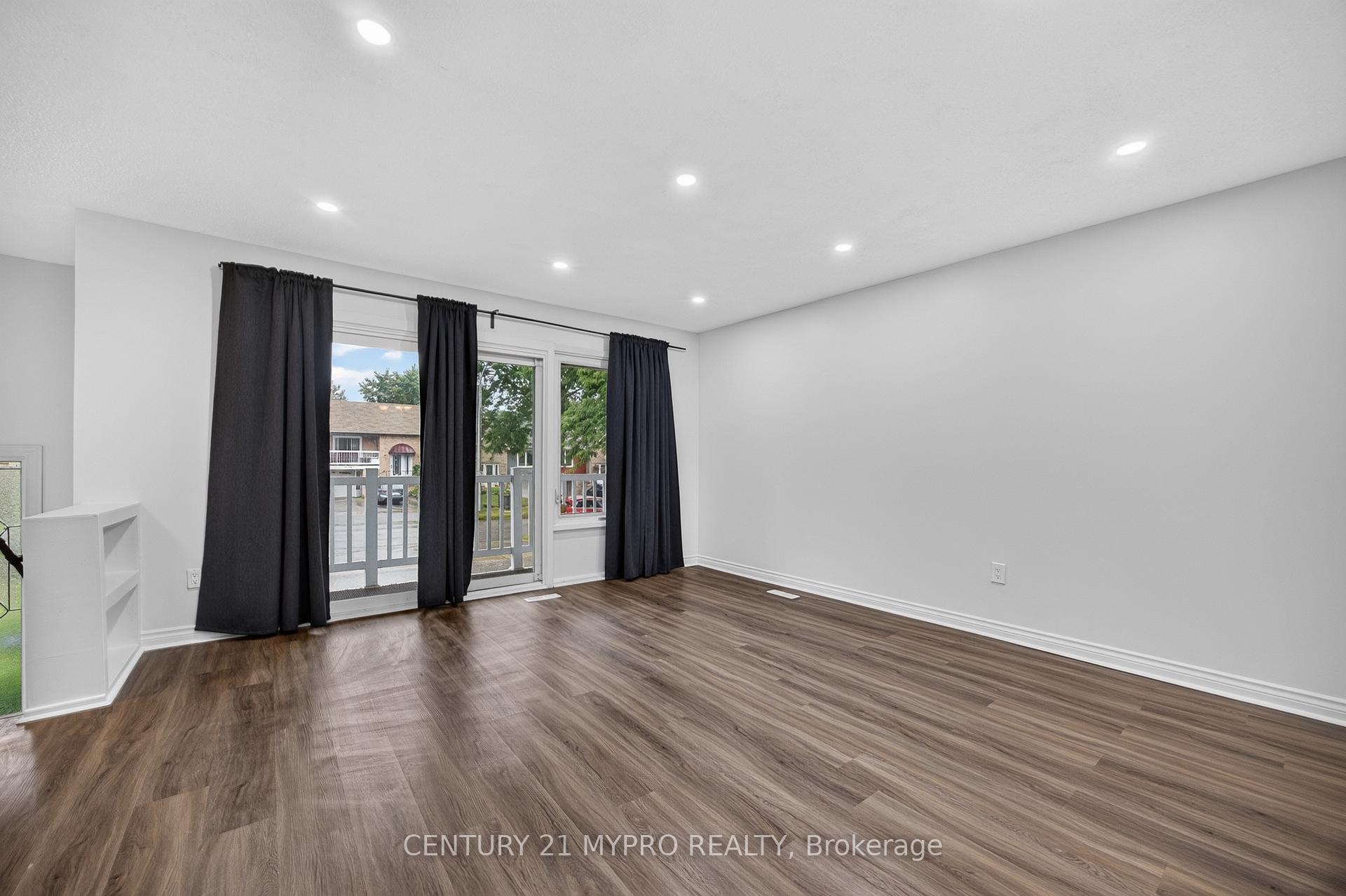 Photo 5 of 2501 Cobbinshaw Circle, Mississauga, Meadowvale — HOMEH