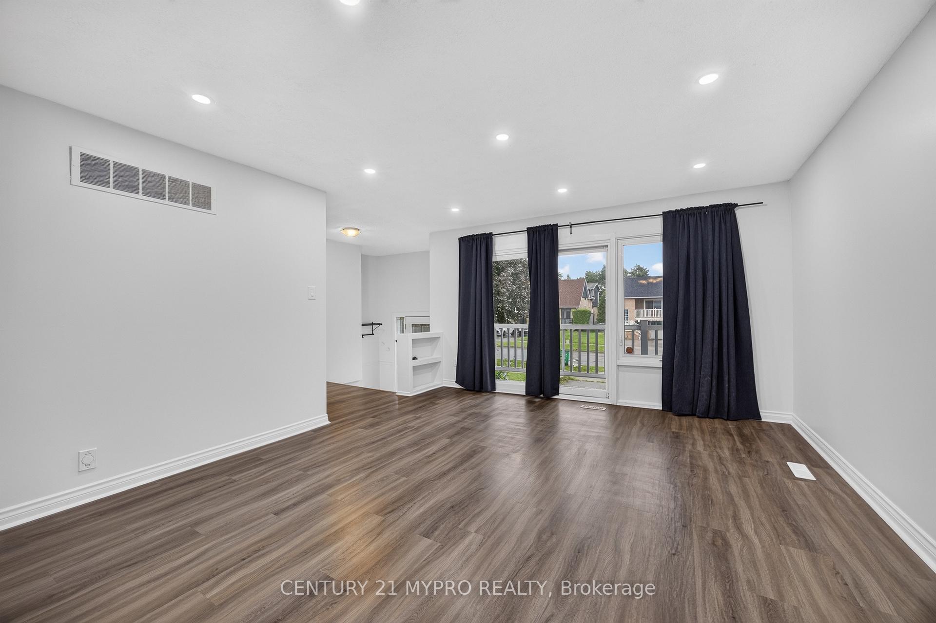 Photo 6 of 2501 Cobbinshaw Circle, Mississauga, Meadowvale — HOMEH