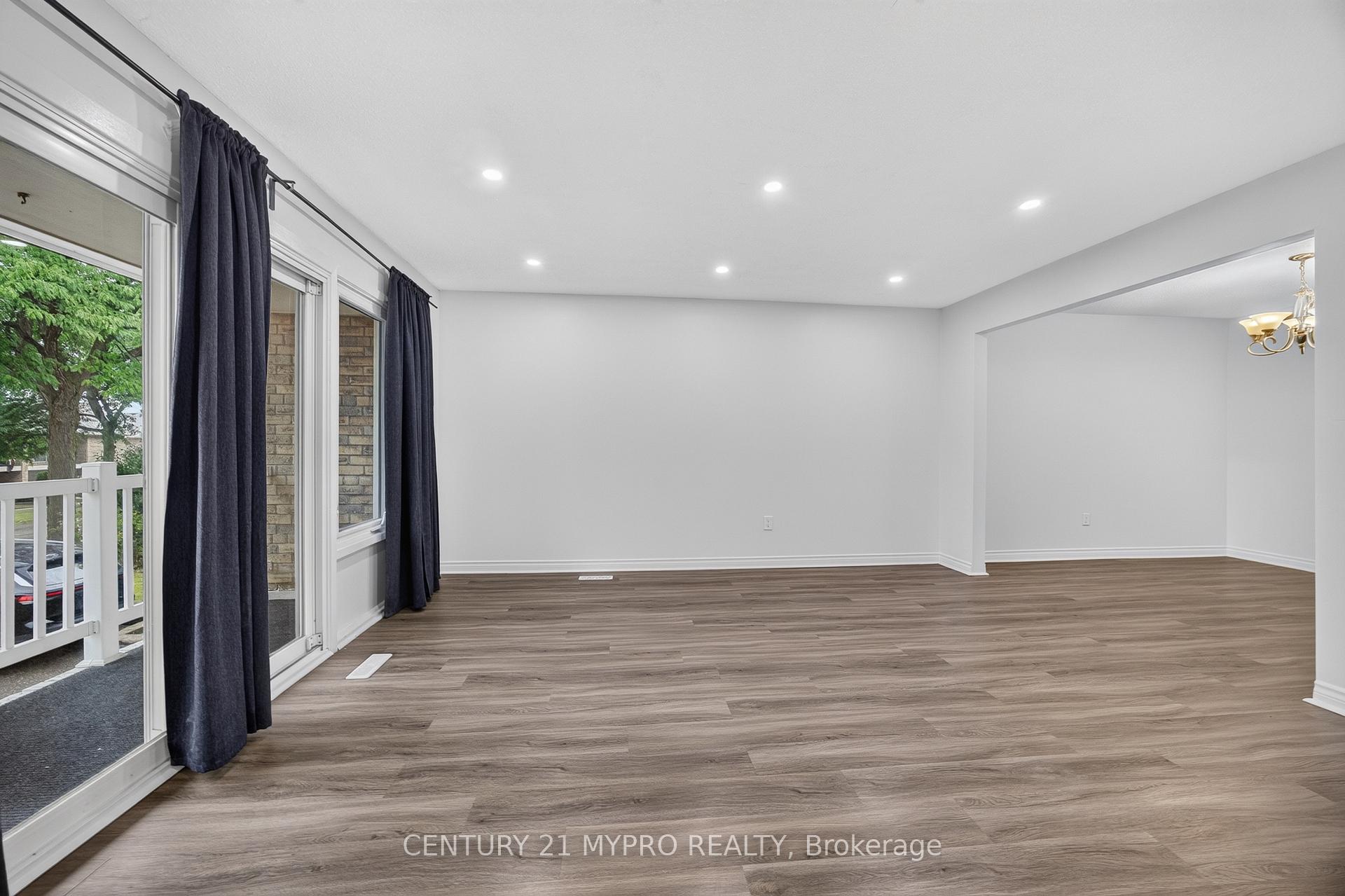 Photo 7 of 2501 Cobbinshaw Circle, Mississauga, Meadowvale — HOMEH
