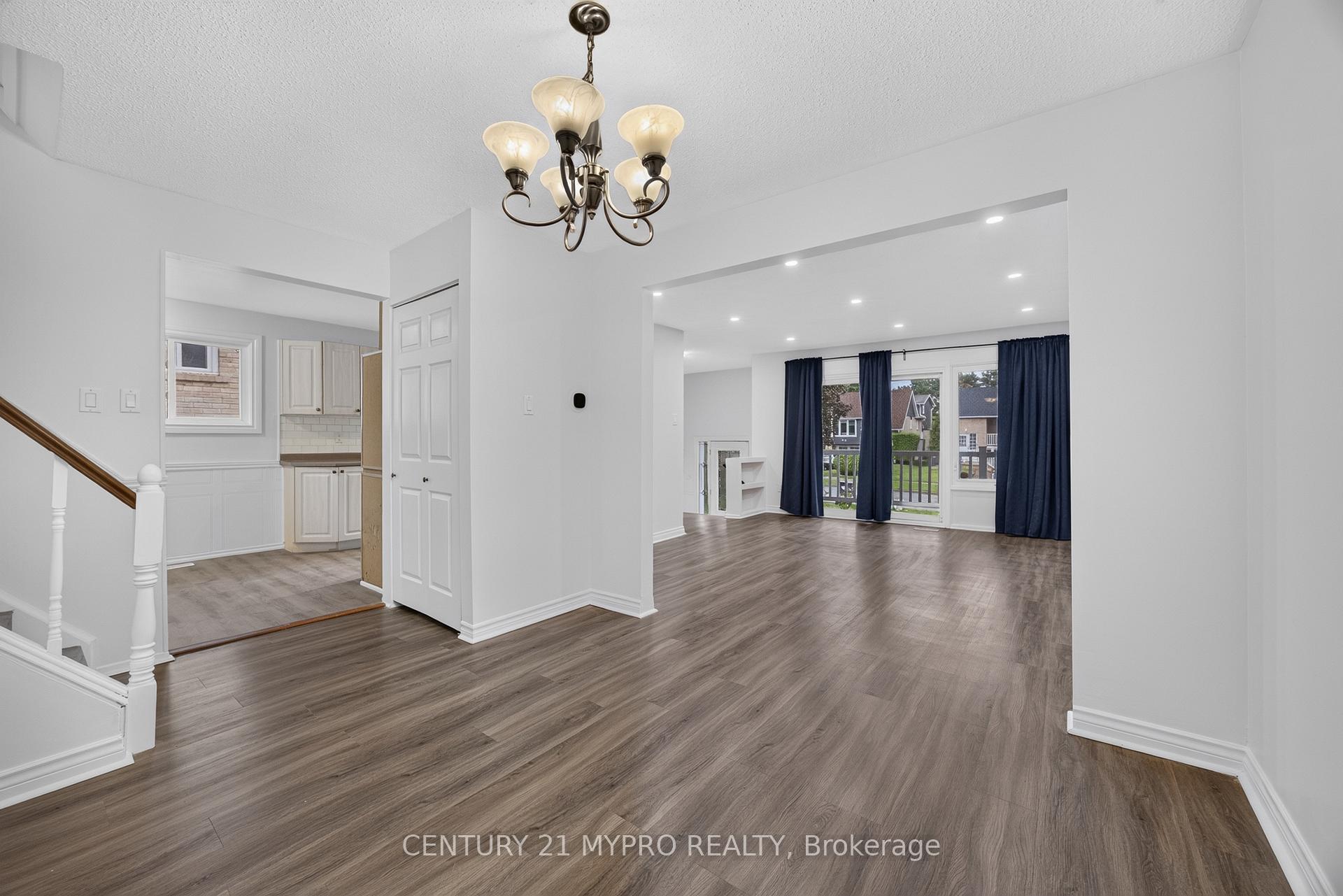 Photo 8 of 2501 Cobbinshaw Circle, Mississauga, Meadowvale — HOMEH