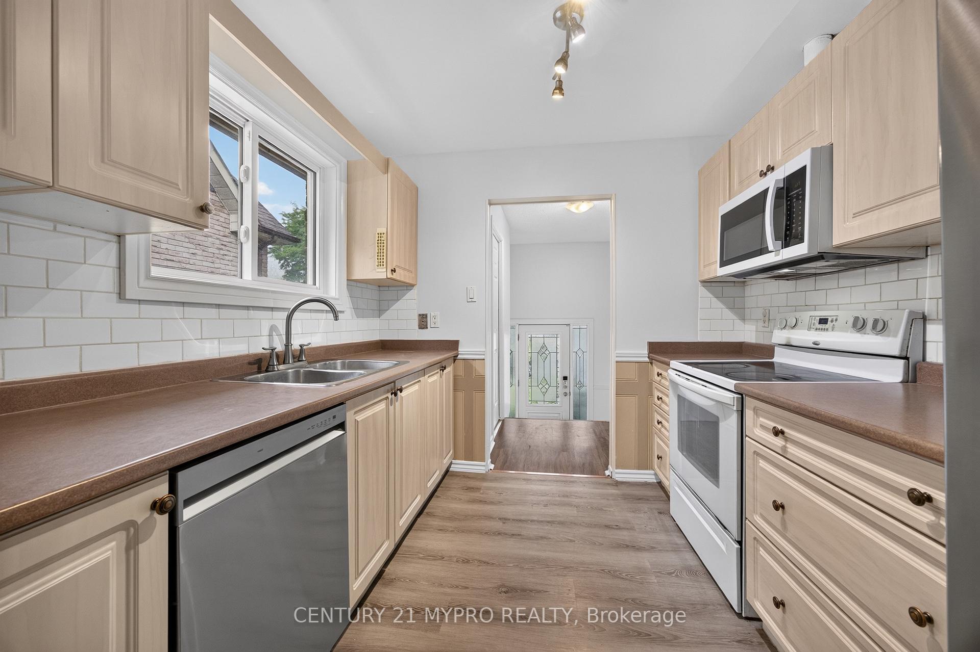 Photo 9 of 2501 Cobbinshaw Circle, Mississauga, Meadowvale — HOMEH