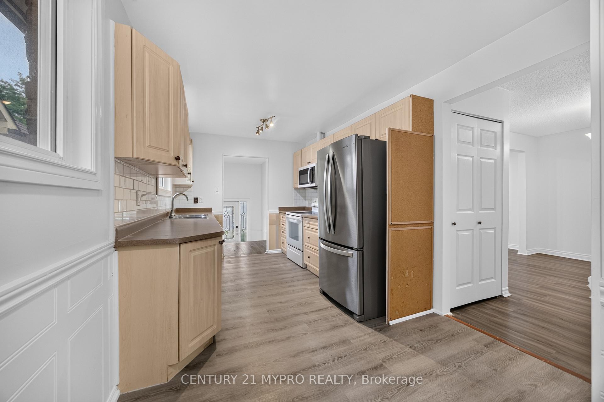 Photo 11 of 2501 Cobbinshaw Circle, Mississauga, Meadowvale — HOMEH