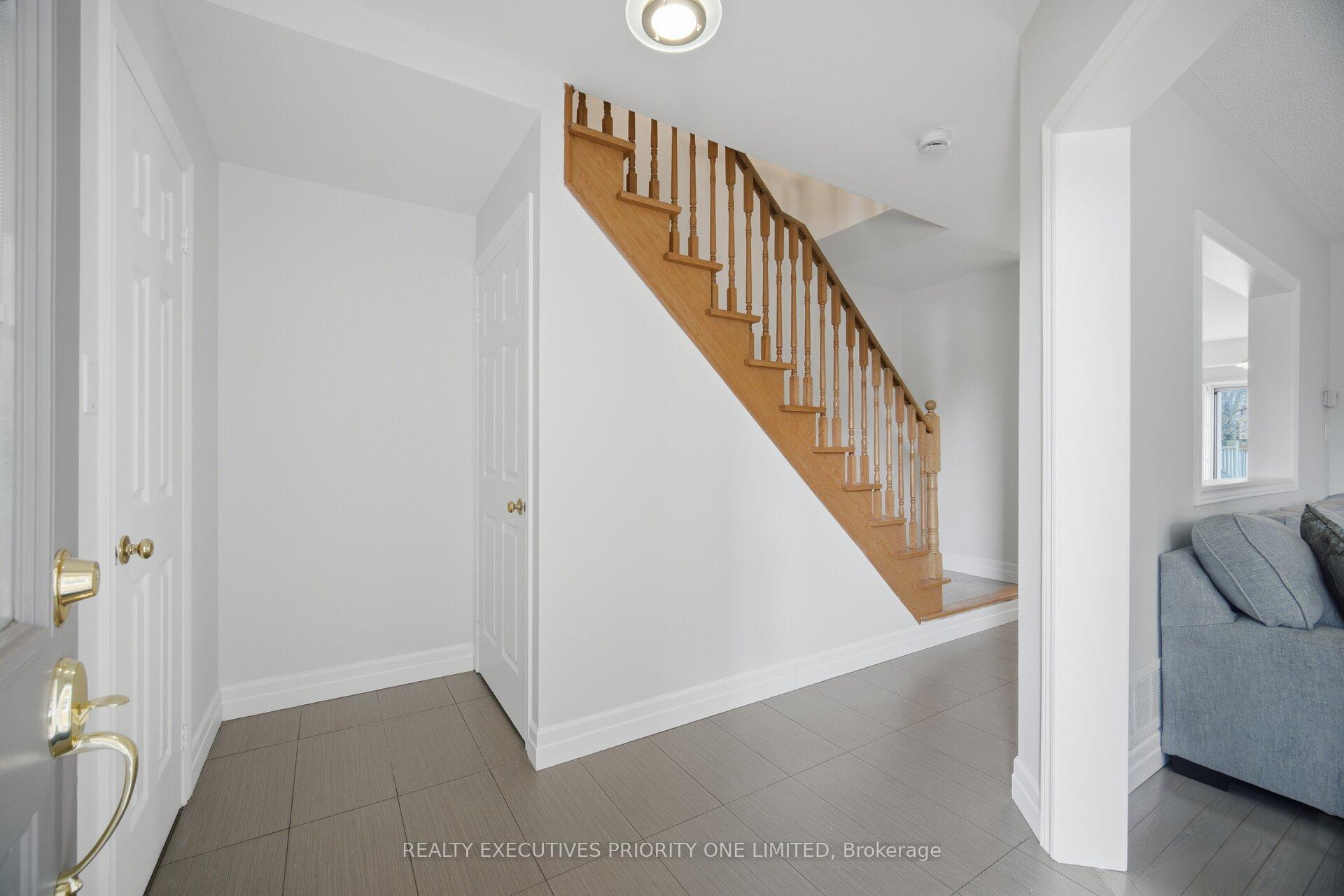 Photo 3 of 24 Archbury Circle, Caledon, Bolton East — HOMEH