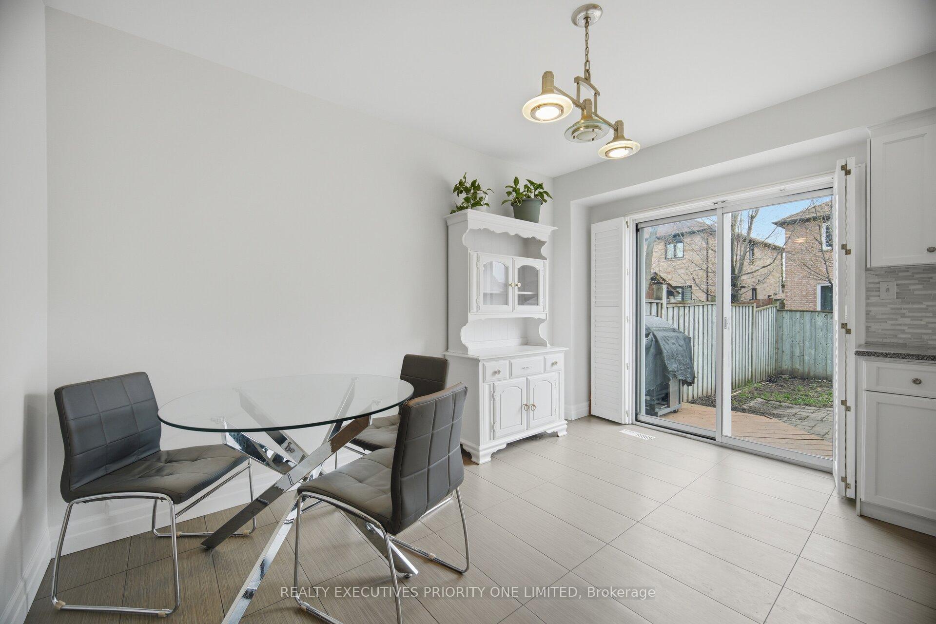 Photo 8 of 24 Archbury Circle, Caledon, Bolton East — HOMEH