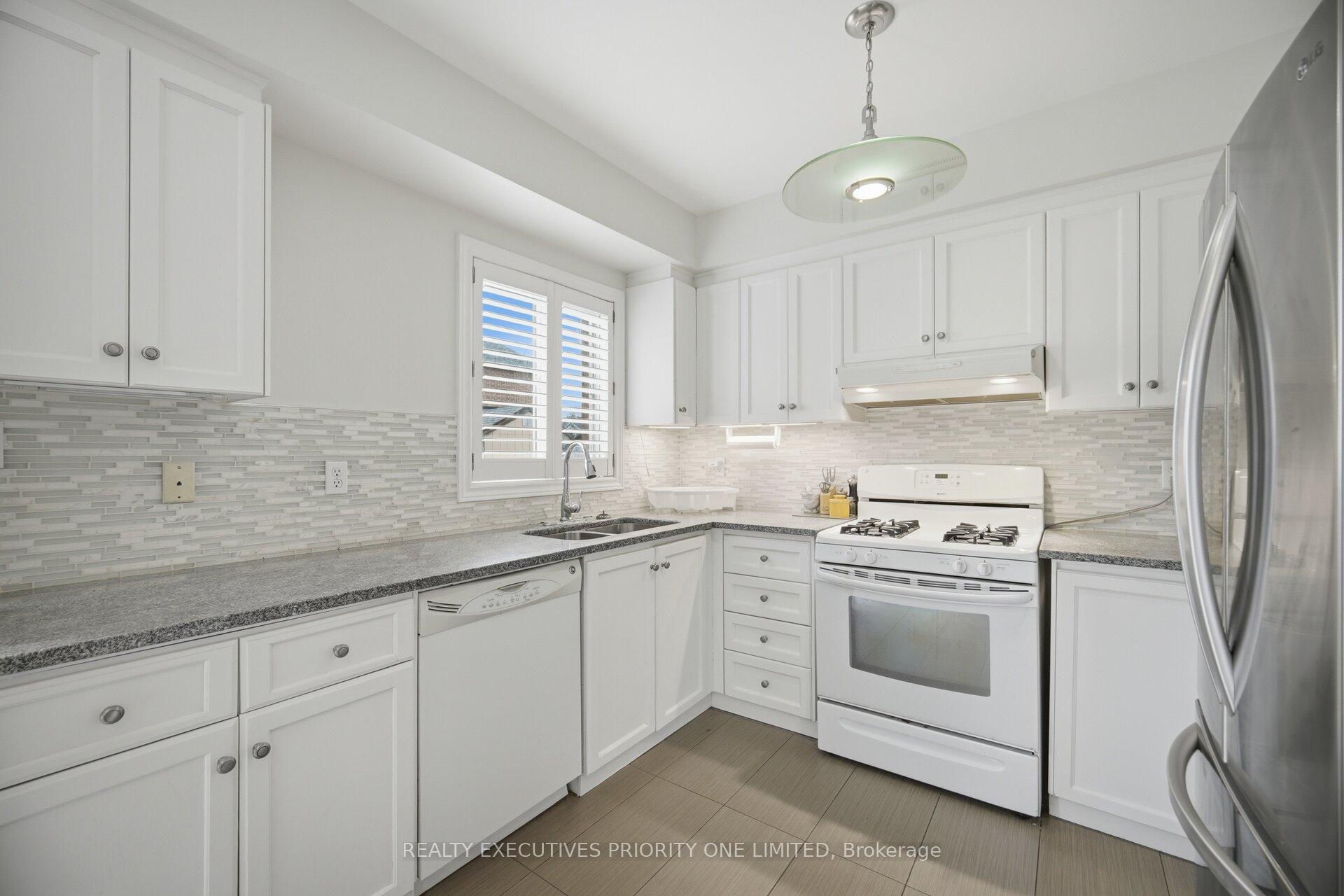 Photo 10 of 24 Archbury Circle, Caledon, Bolton East — HOMEH