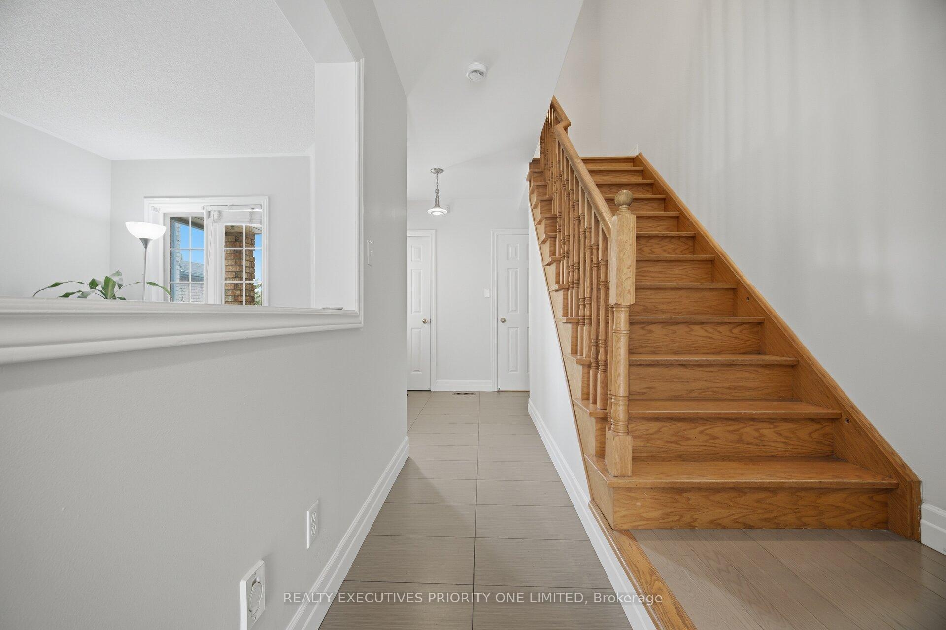 Photo 11 of 24 Archbury Circle, Caledon, Bolton East — HOMEH