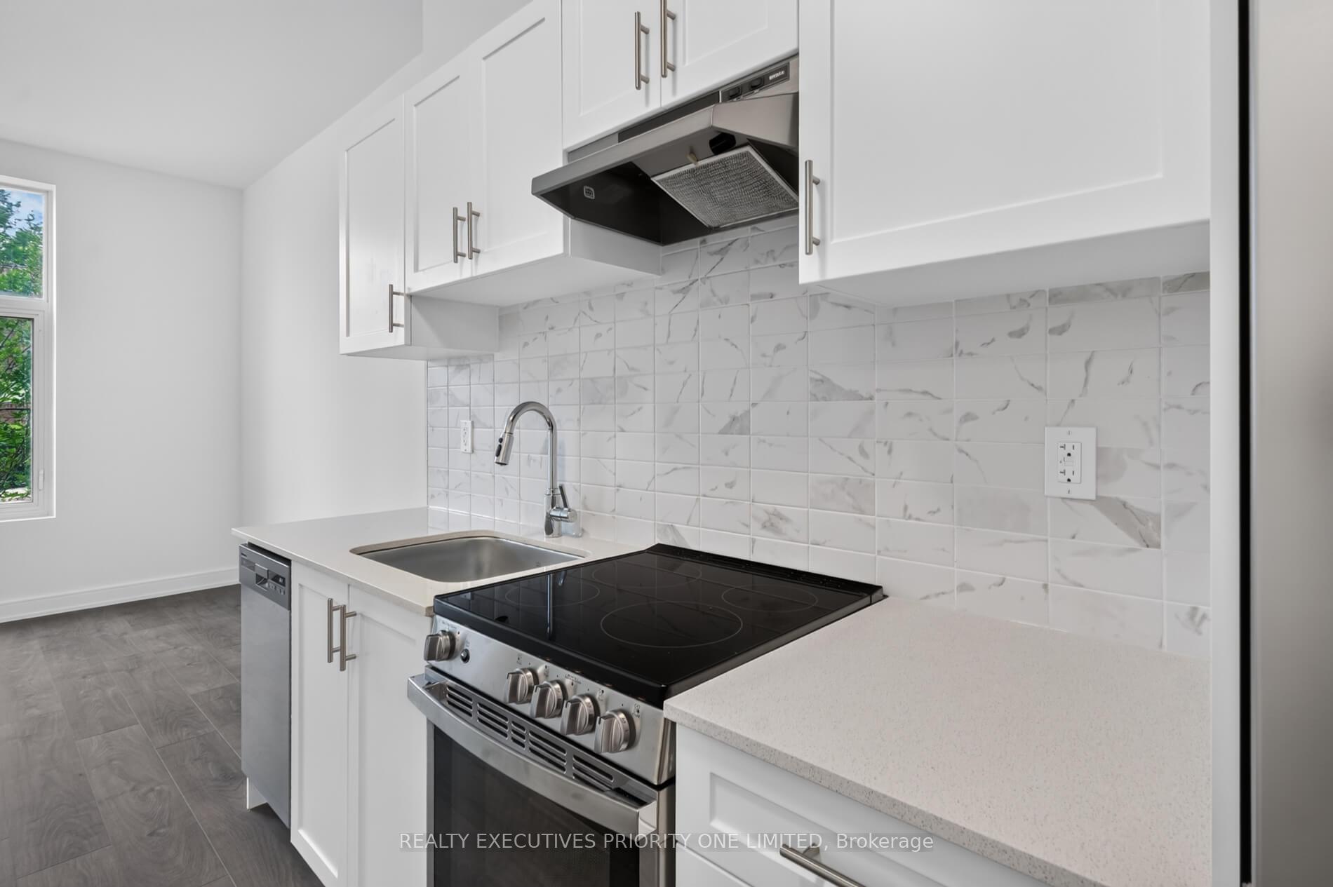 Photo 10 of Unit A103, 705 Davis Drive, Newmarket, Huron Heights-Leslie Valley — HOMEH