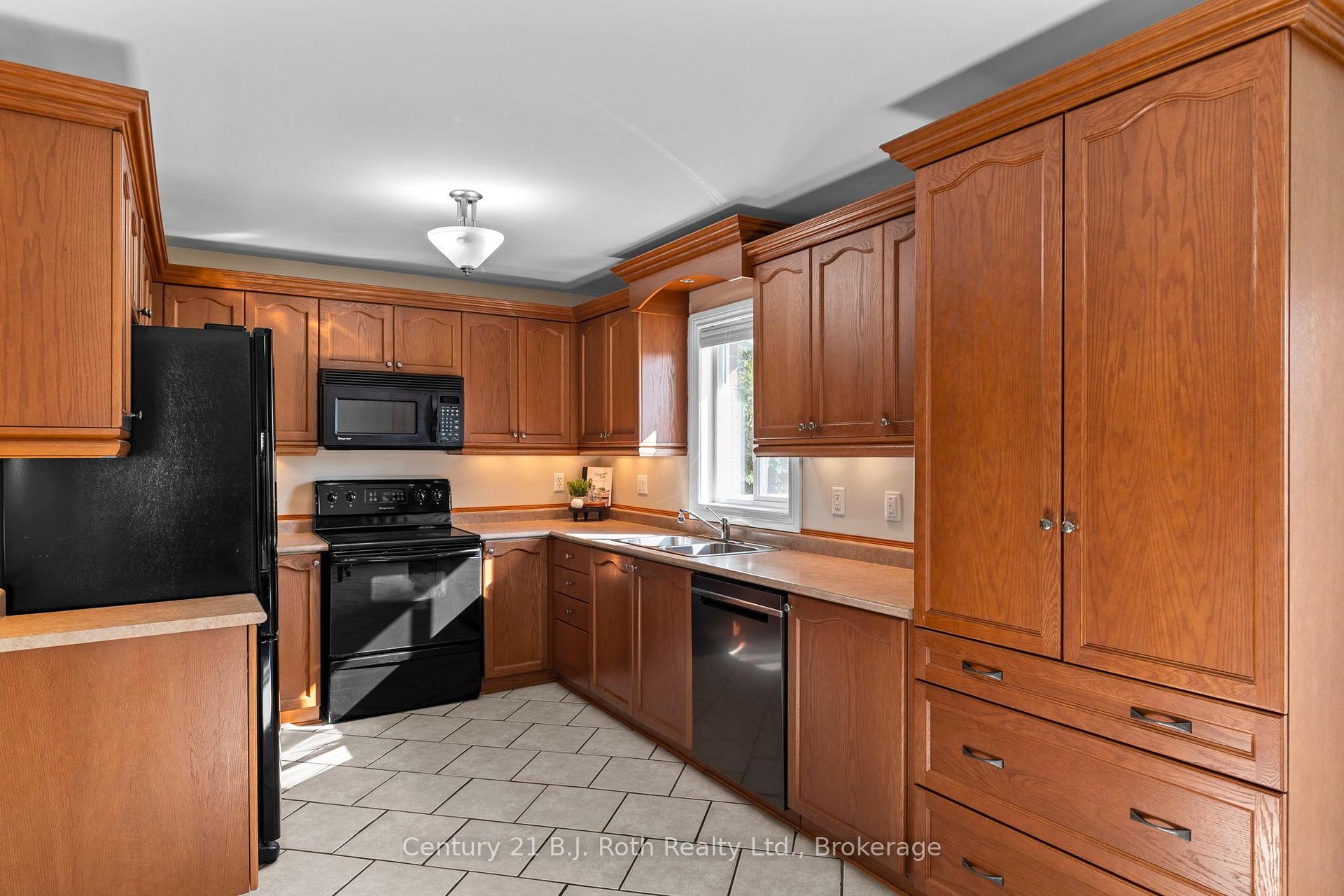 Photo 8 of 33 Vanessa Drive, Orillia — HOMEH