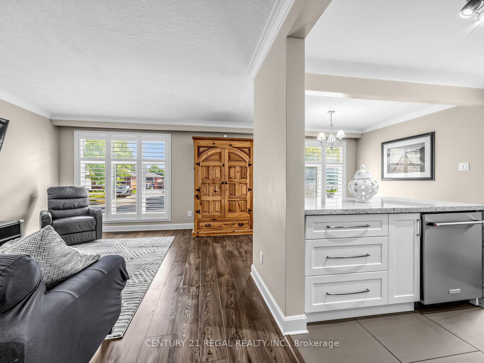 Photo 16 of 281 Thistle Down Boulevard, Etobicoke, Thistletown-Beaumonde Heights — HOMEH