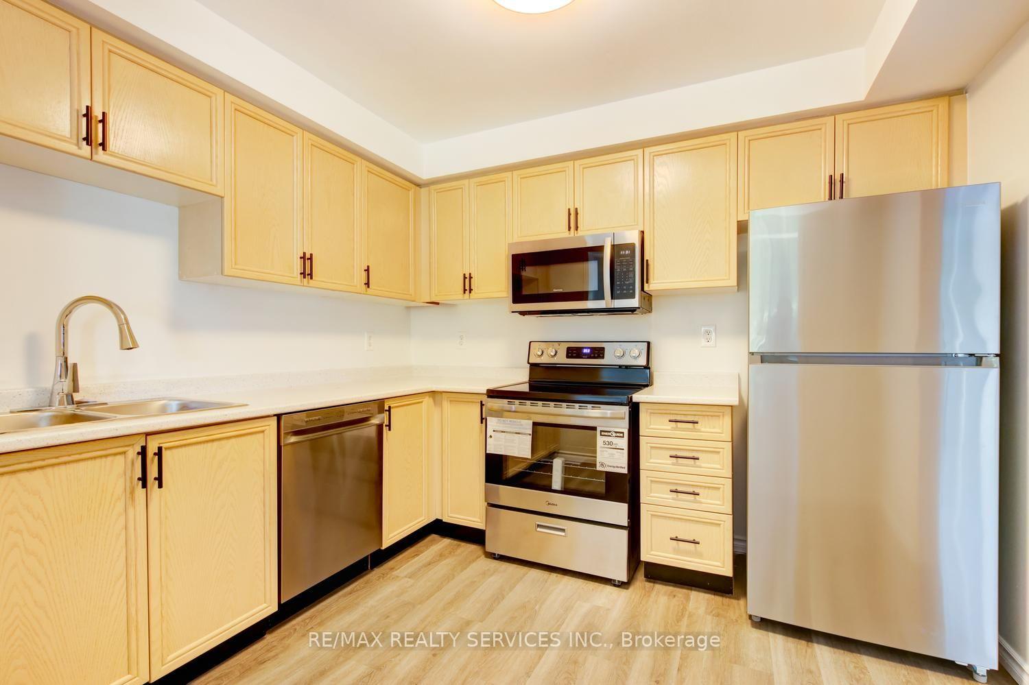 Photo 4 of 63 Herkes Drive, Brampton, Fletcher's West — HOMEH