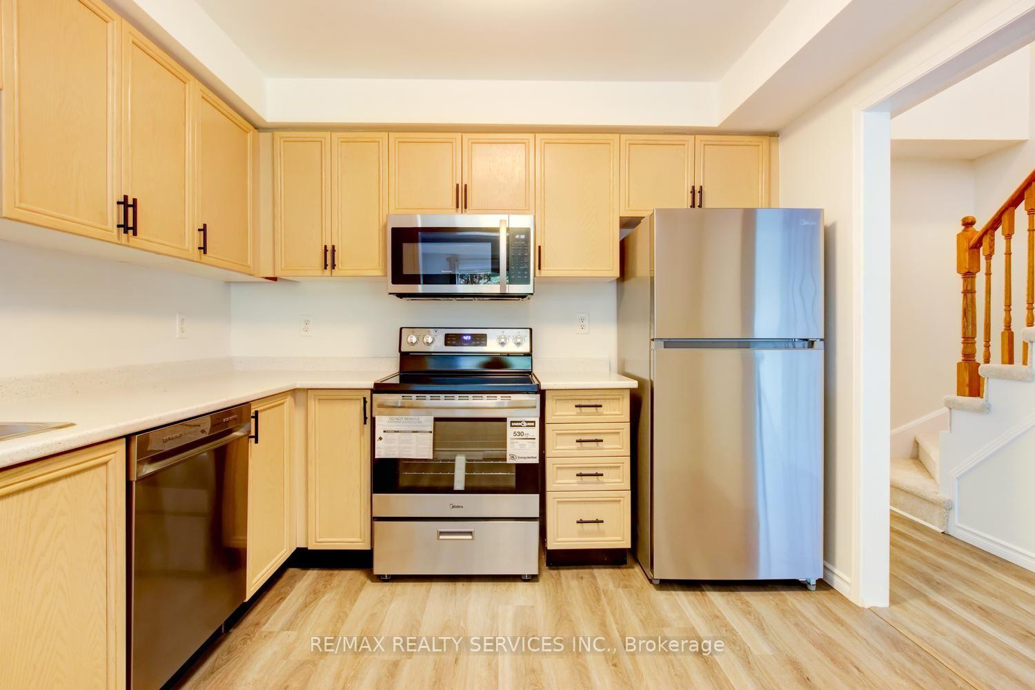 Photo 5 of 63 Herkes Drive, Brampton, Fletcher's West — HOMEH