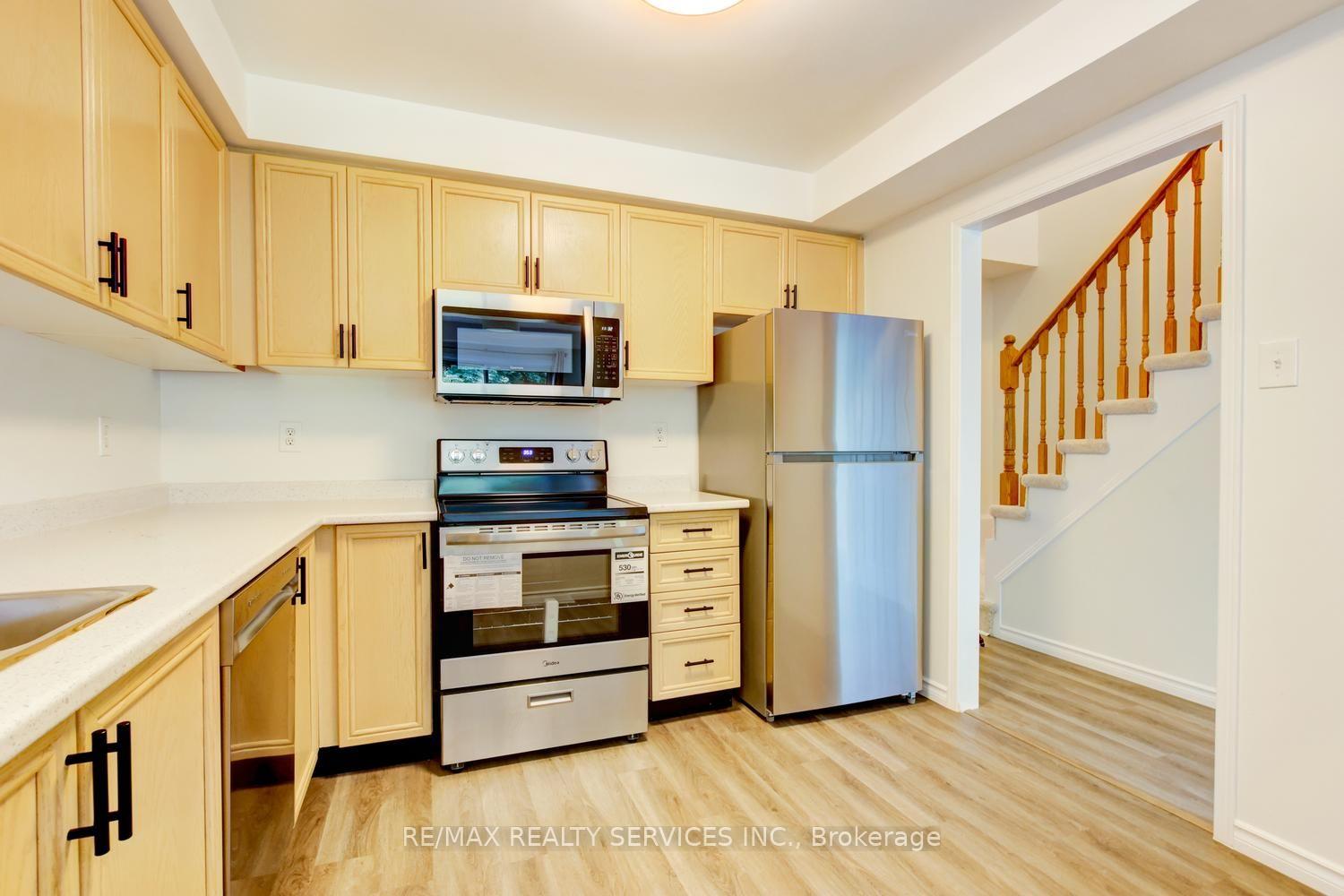 Photo 7 of 63 Herkes Drive, Brampton, Fletcher's West — HOMEH