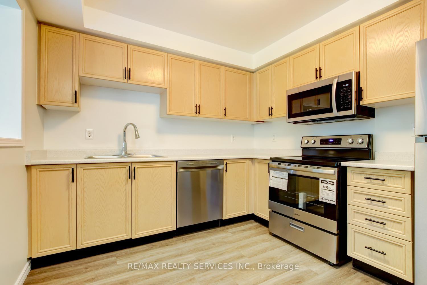 Photo 8 of 63 Herkes Drive, Brampton, Fletcher's West — HOMEH