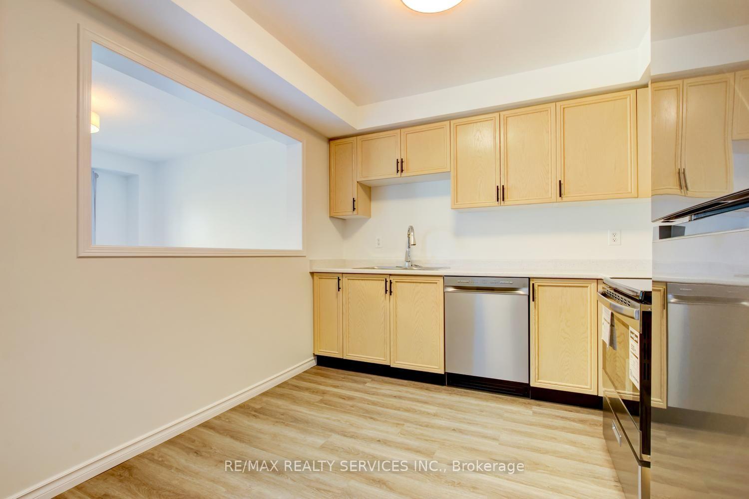 Photo 9 of 63 Herkes Drive, Brampton, Fletcher's West — HOMEH