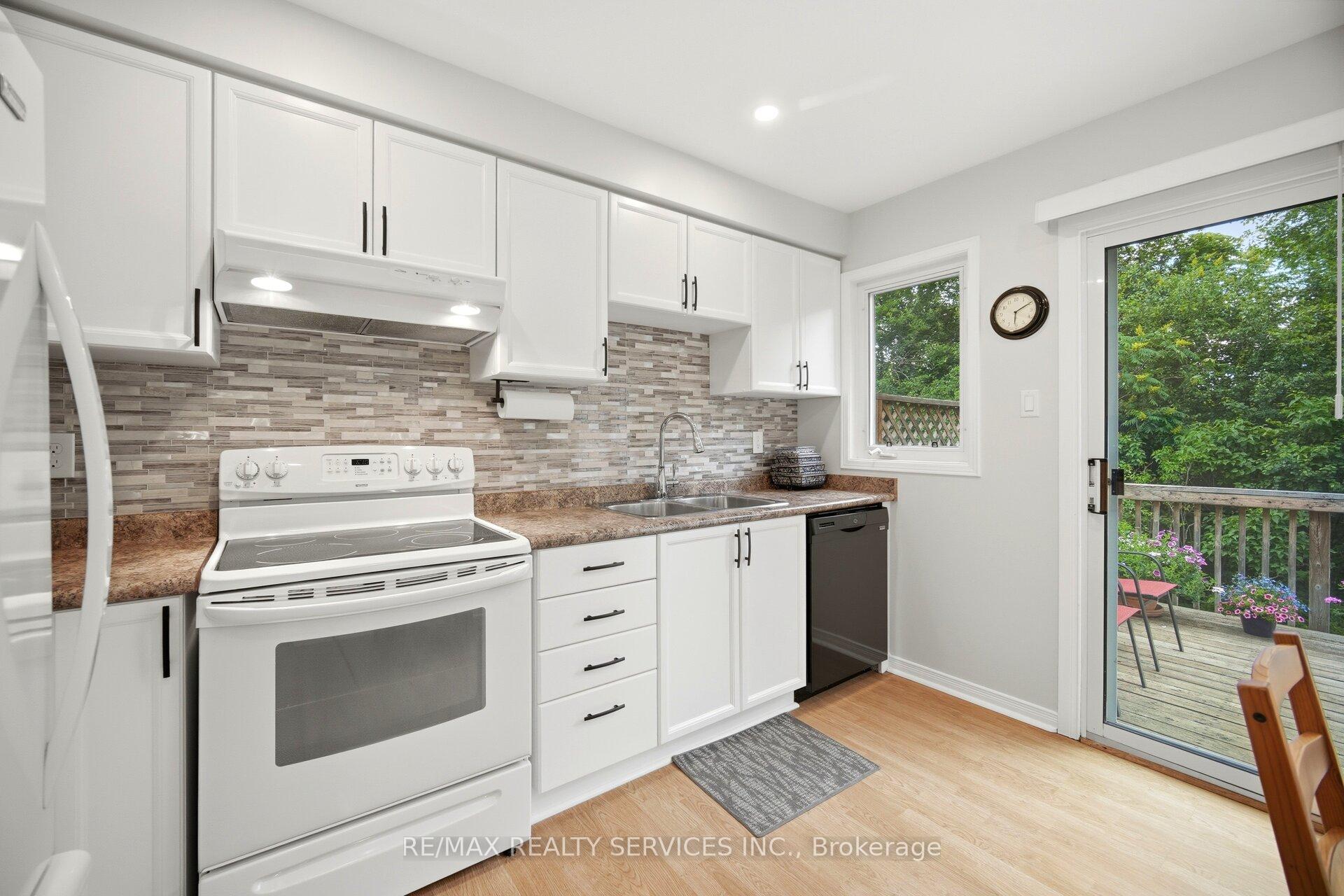 Photo 11 of 38 Furrows End, Brampton, Heart Lake West — HOMEH